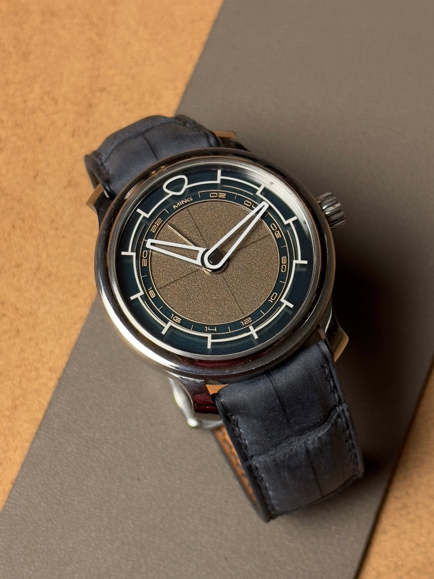 Ręcznie robiony pasek ze skóry krokodyla - ciemnoszary nubuk