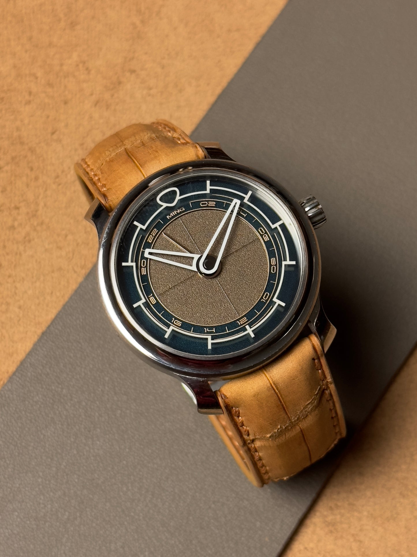 Ręcznie robiony pasek ze skóry krokodyla - jasnobrązowy nubuk