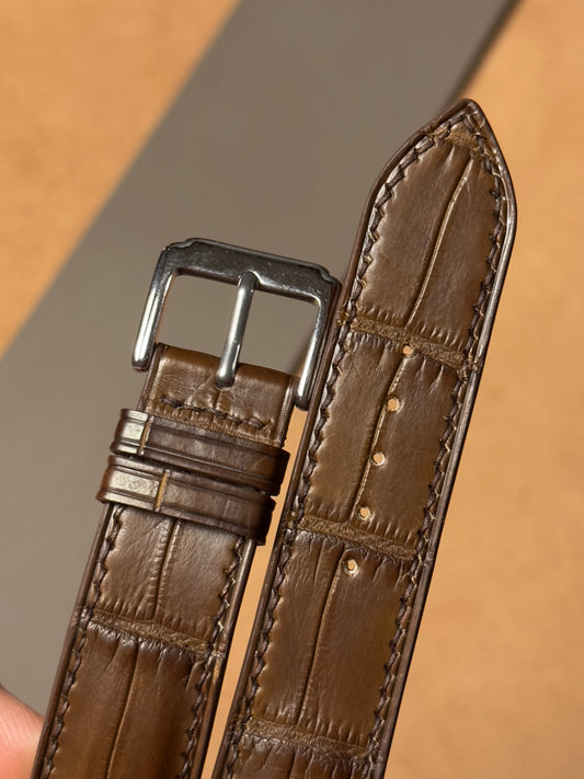 Ręcznie robiony pasek ze skóry krokodyla - brązowy (połysk)