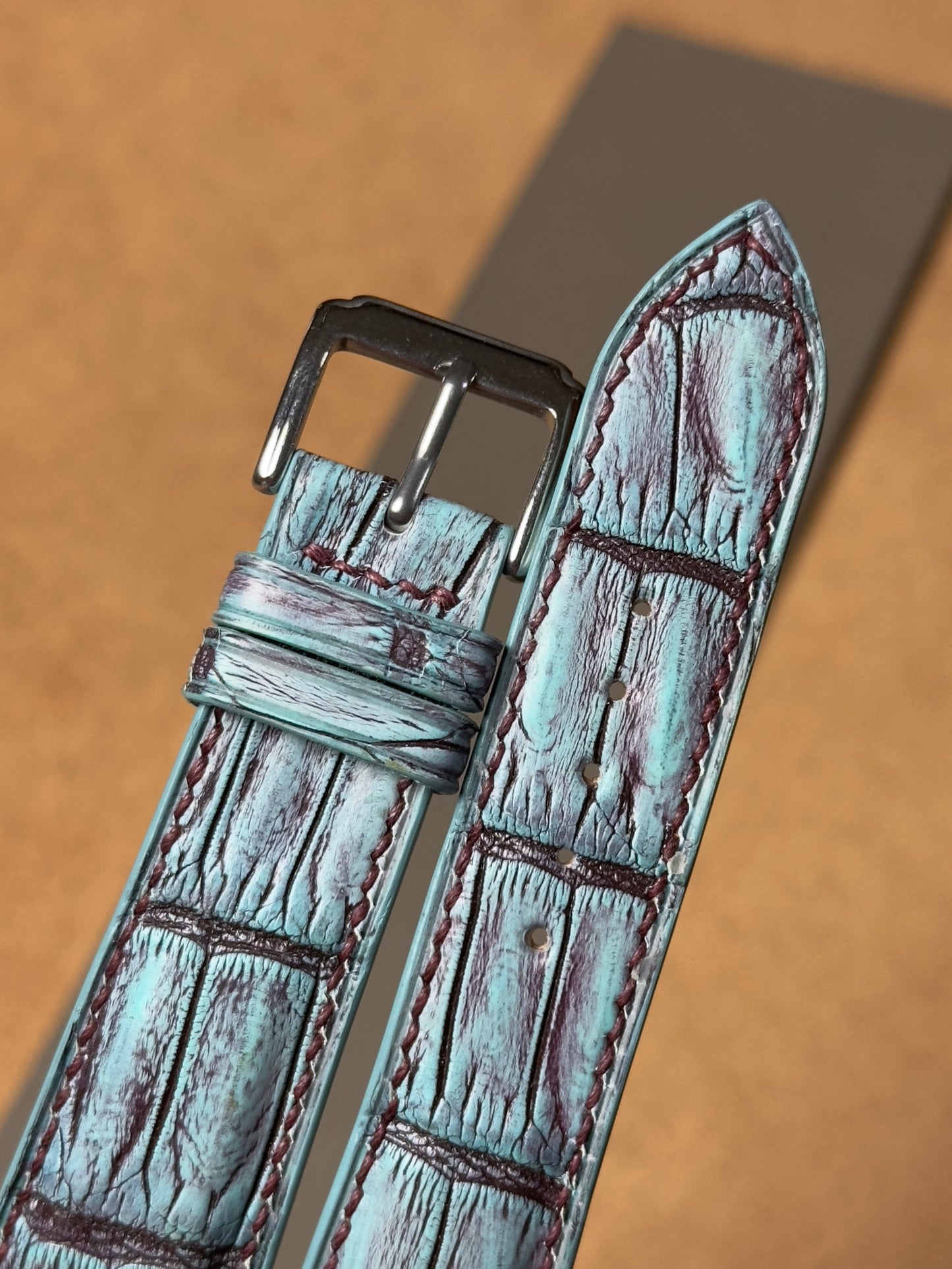 Ręcznie robiony pasek ze skóry krokodyla - niebiesko-bordowy