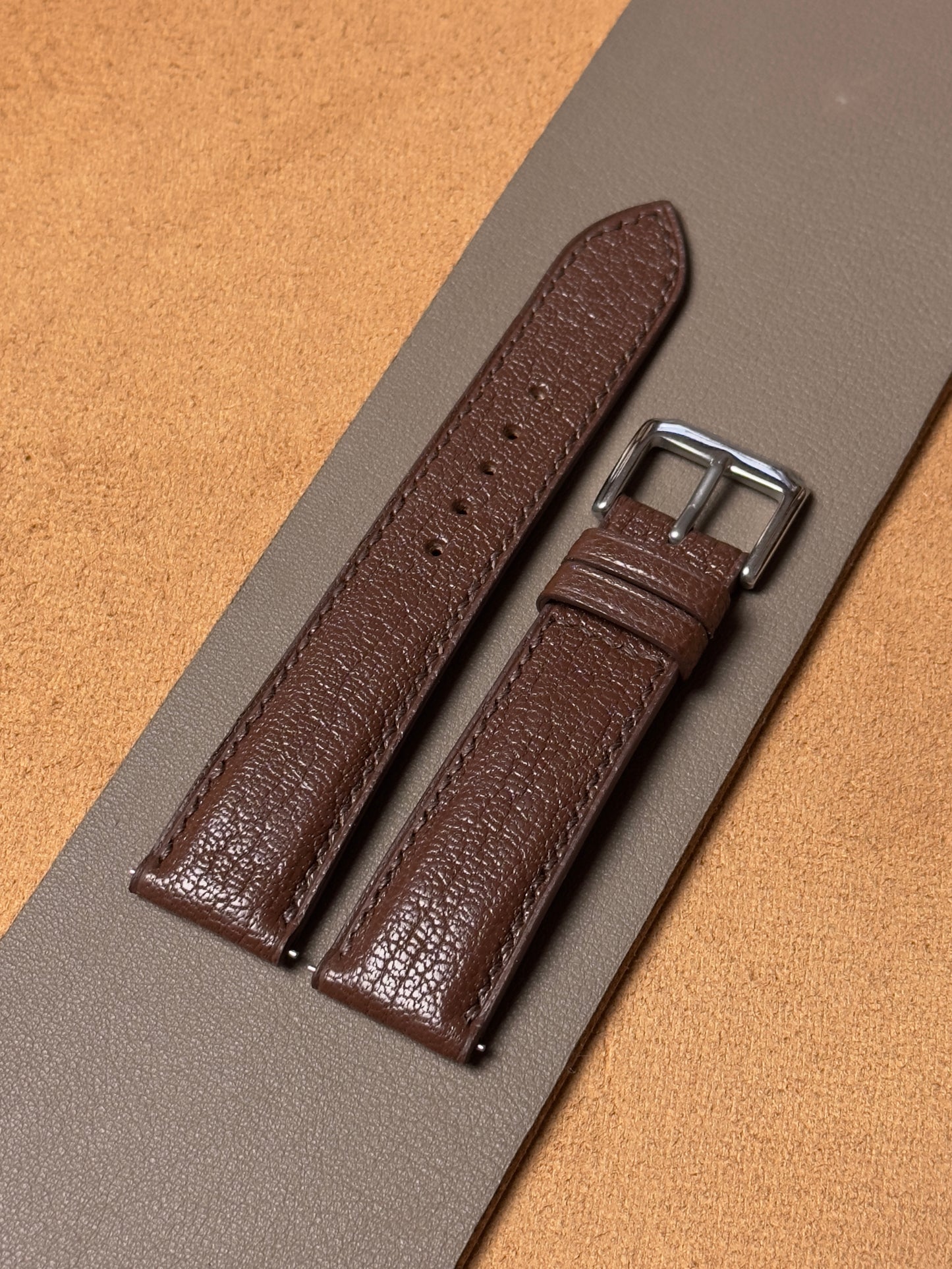Ręcznie robiony pasek ze skóry koziej - ciemnobrązowy