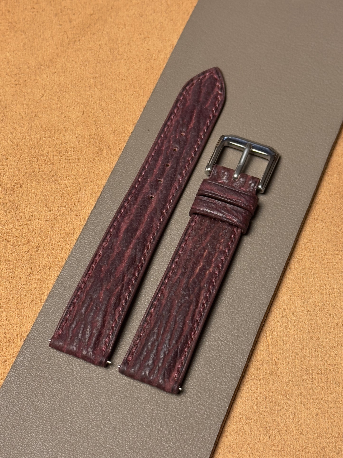 Ręcznie robiony pasek z skóry rekina - bordowy
