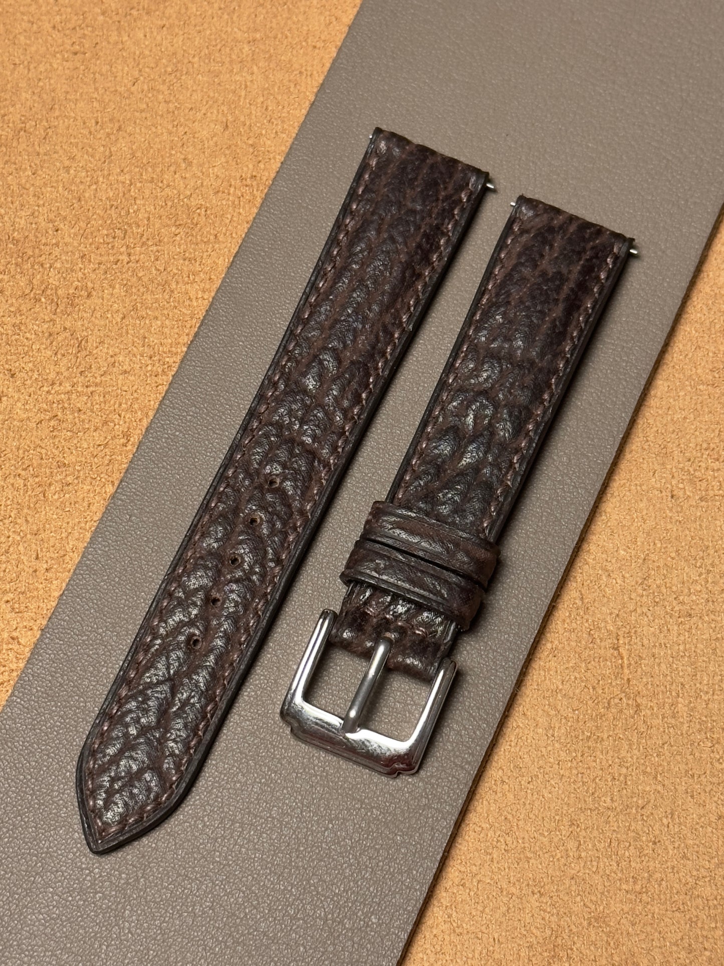 Ręcznie robiony pasek z skóry rekina - brązowy