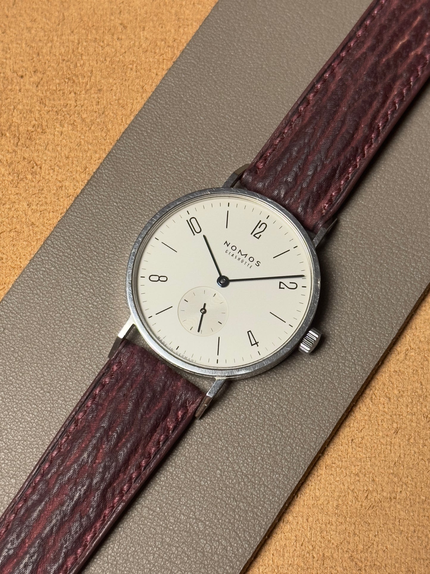 Ręcznie robiony pasek z skóry rekina - bordowy