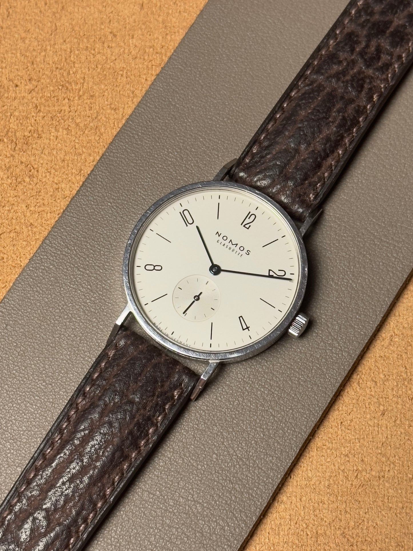 Ręcznie robiony pasek z skóry rekina - brązowy