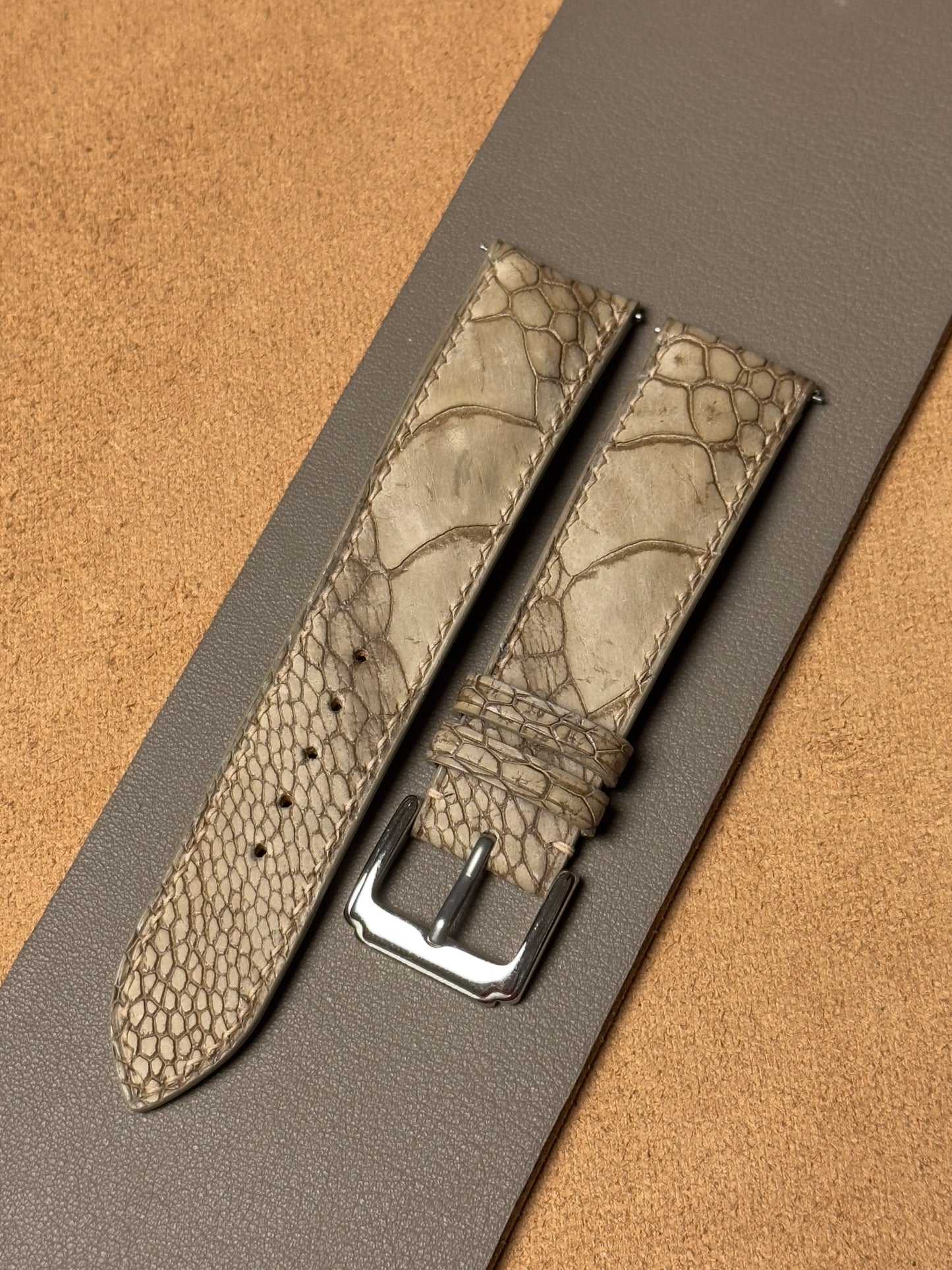 Ręcznie robiony pasek z nogi strusia - beżowy nubuk