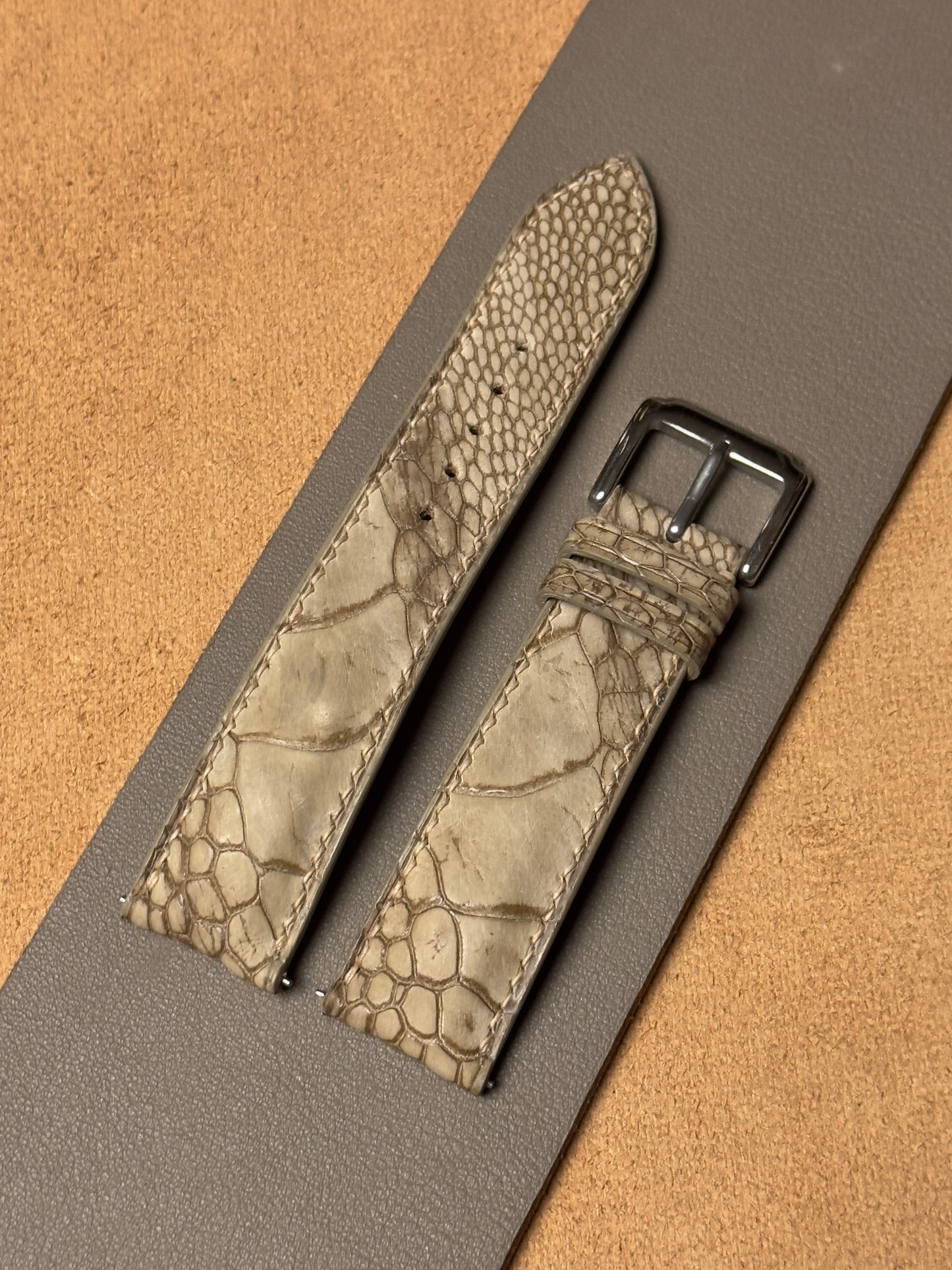 Ręcznie robiony pasek z nogi strusia - beżowy nubuk