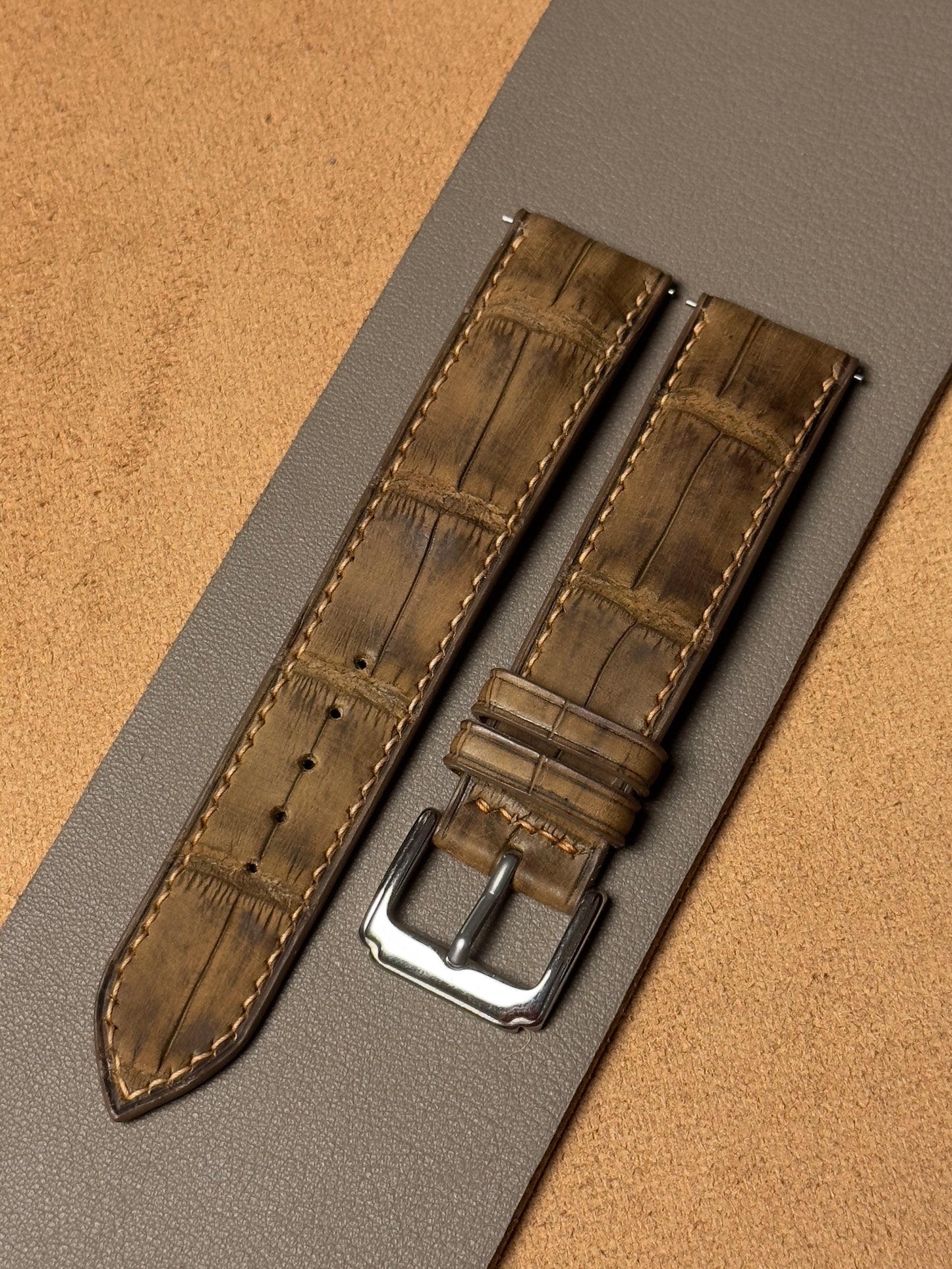 Ręcznie robiony pasek ze skóry krokodyla - brązowy nubuk