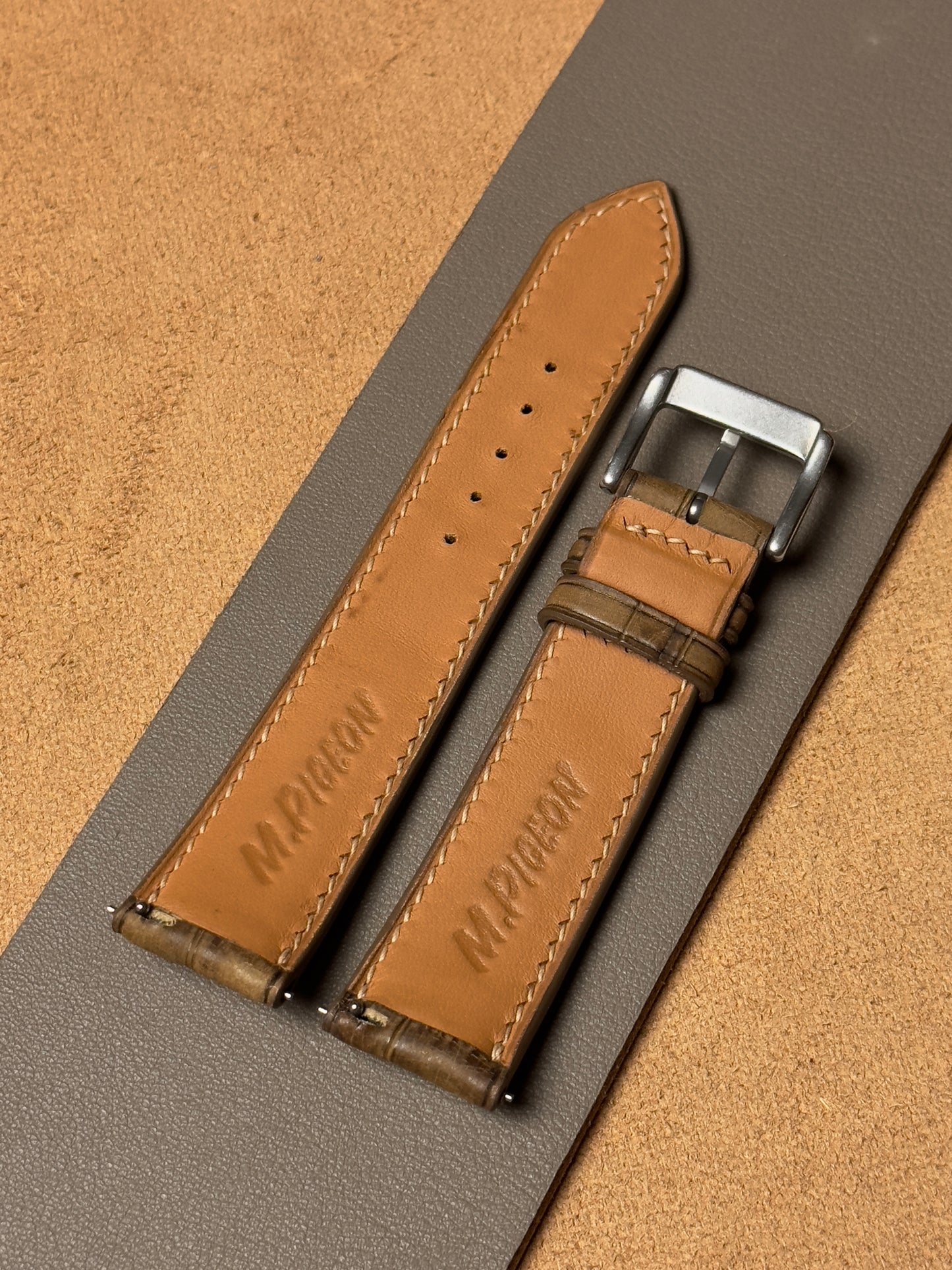 Ręcznie robiony pasek ze skóry krokodyla - brązowy nubuk