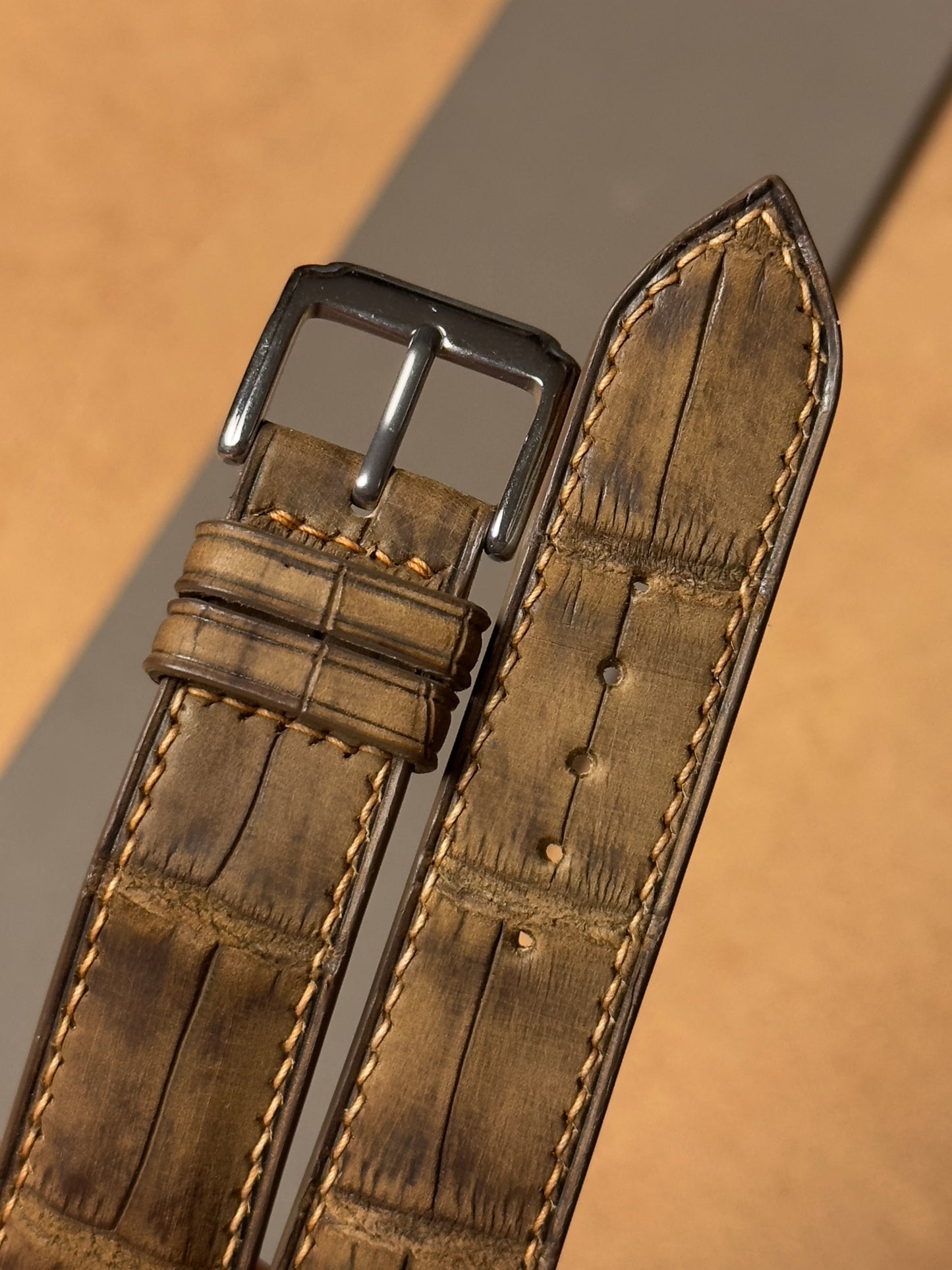 Ręcznie robiony pasek ze skóry krokodyla - brązowy nubuk