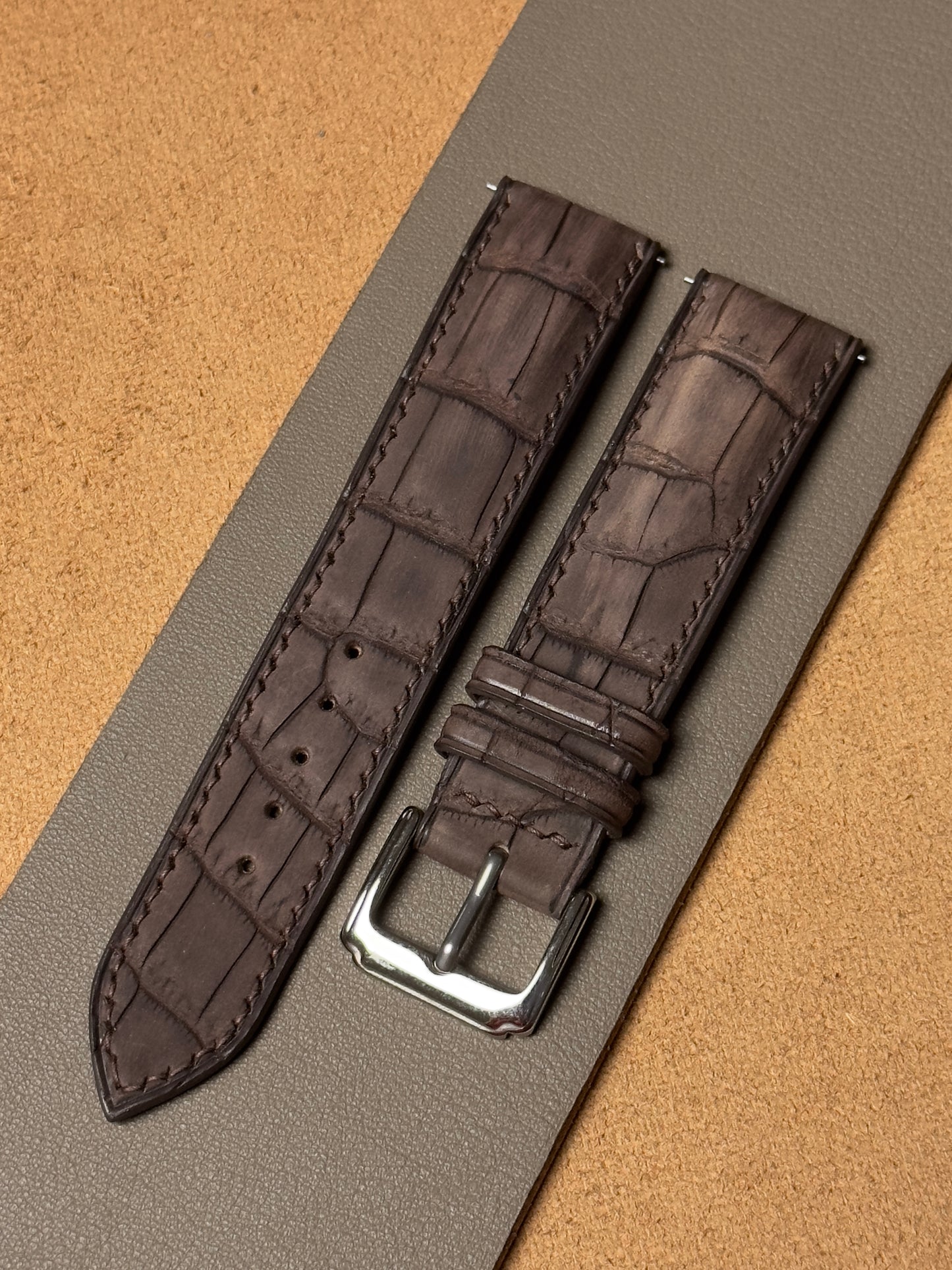 Ręcznie robiony pasek ze skóry krokodyla - ciemnobrązowy nubuk