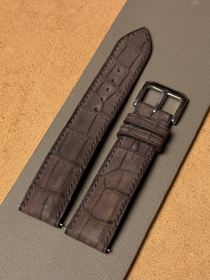 Ręcznie robiony pasek ze skóry krokodyla - ciemnobrązowy nubuk