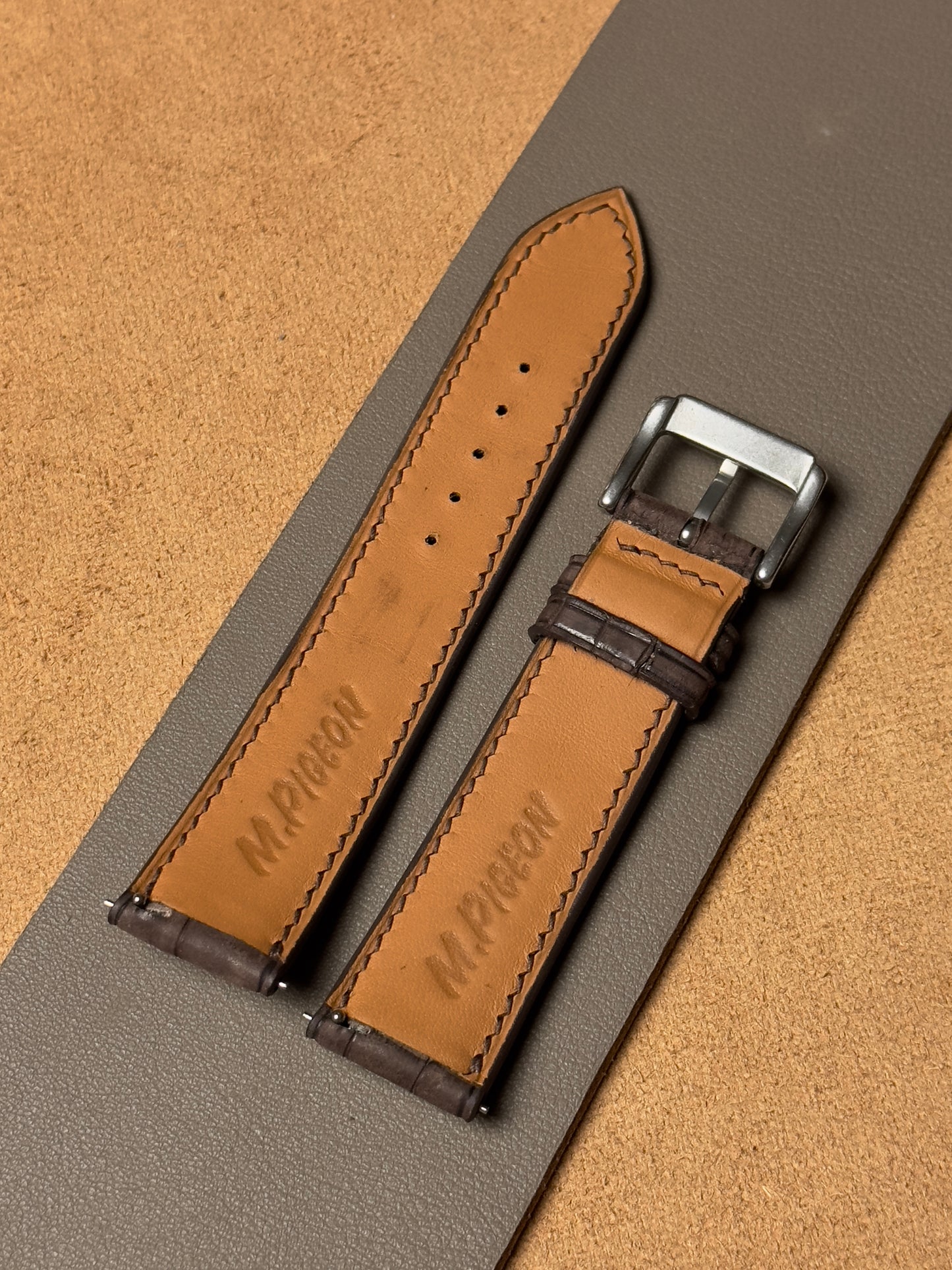 Ręcznie robiony pasek ze skóry krokodyla - ciemnobrązowy nubuk