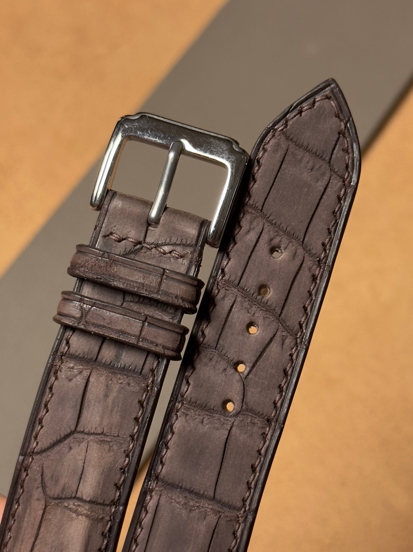 Ręcznie robiony pasek ze skóry krokodyla - ciemnobrązowy nubuk