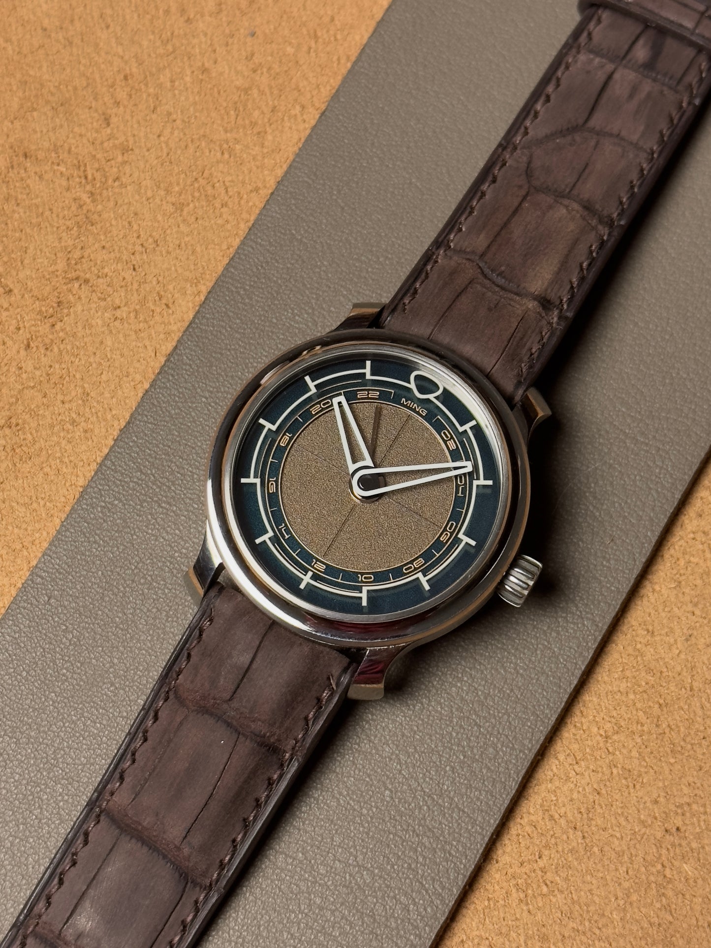 Ręcznie robiony pasek ze skóry krokodyla - ciemnobrązowy nubuk