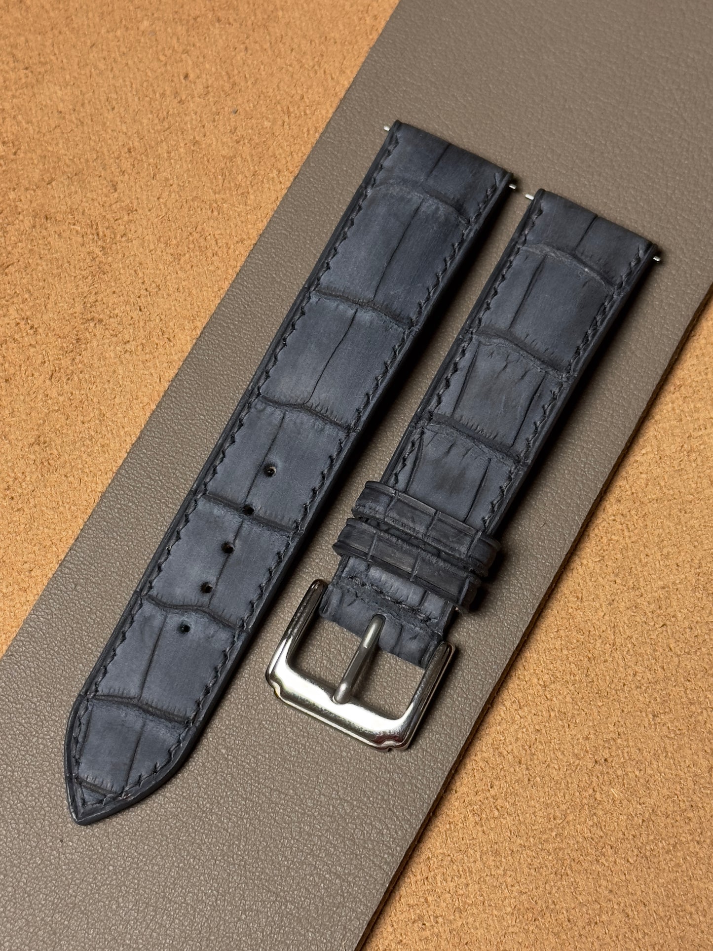 Ręcznie robiony pasek ze skóry krokodyla - ciemnoszary nubuk