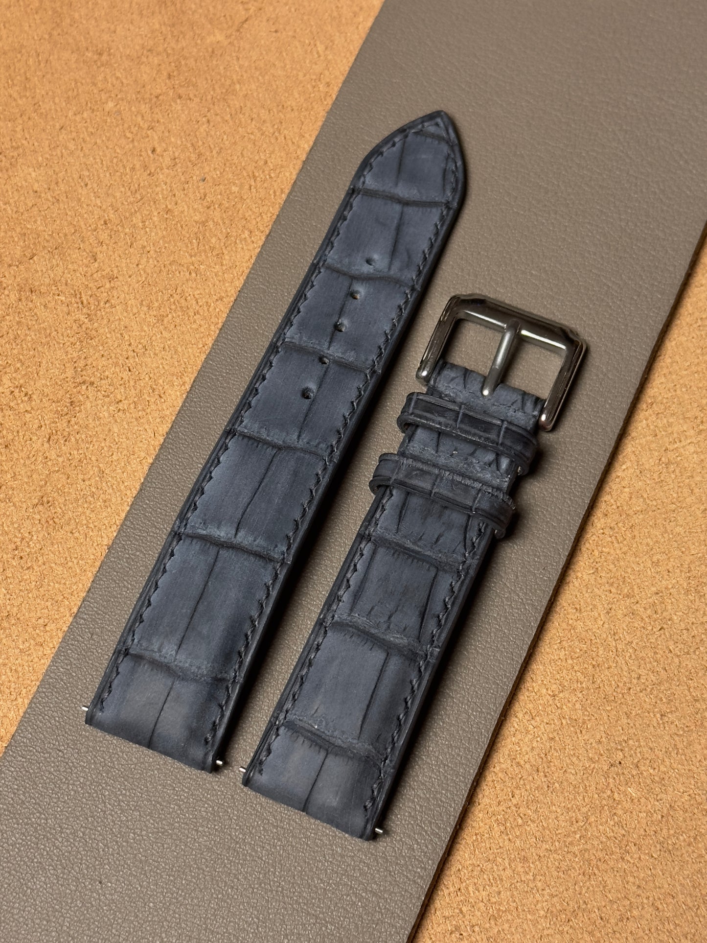Ręcznie robiony pasek ze skóry krokodyla - ciemnoszary nubuk