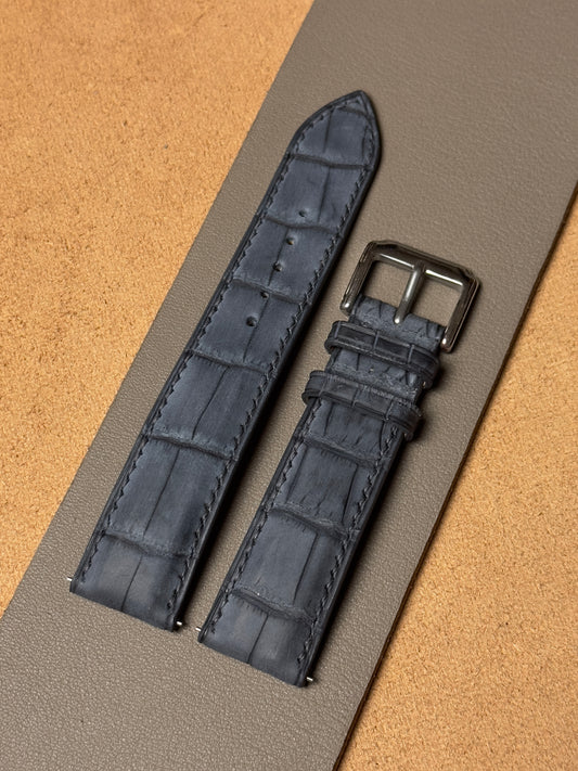 Ręcznie robiony pasek ze skóry krokodyla - ciemnoszary nubuk