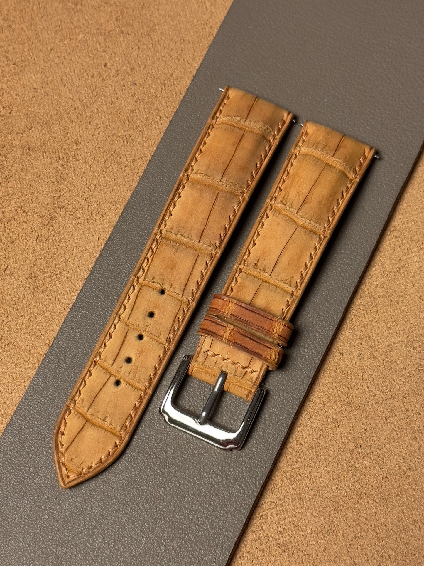 Ręcznie robiony pasek ze skóry krokodyla - jasnobrązowy nubuk