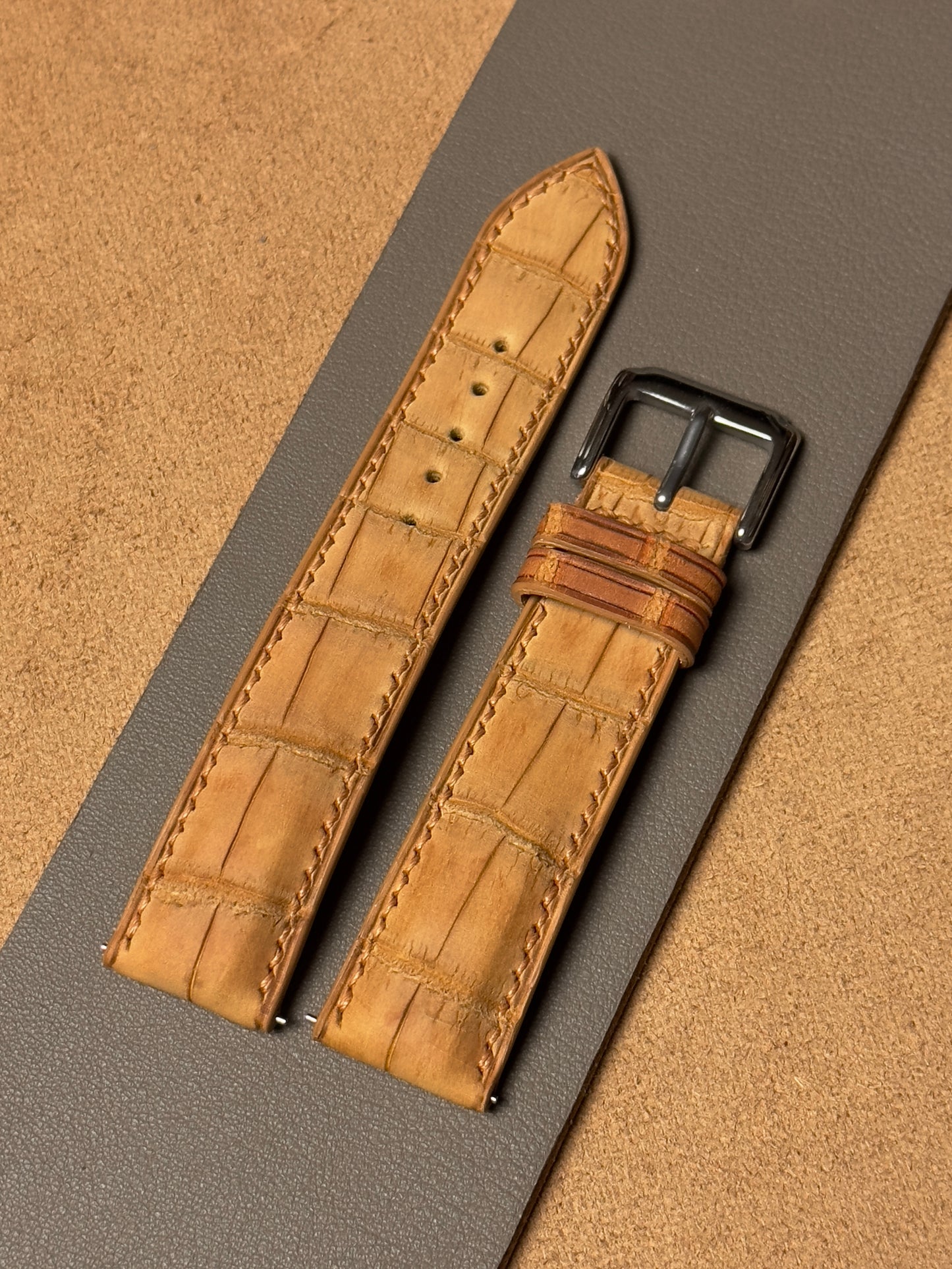 Ręcznie robiony pasek ze skóry krokodyla - jasnobrązowy nubuk