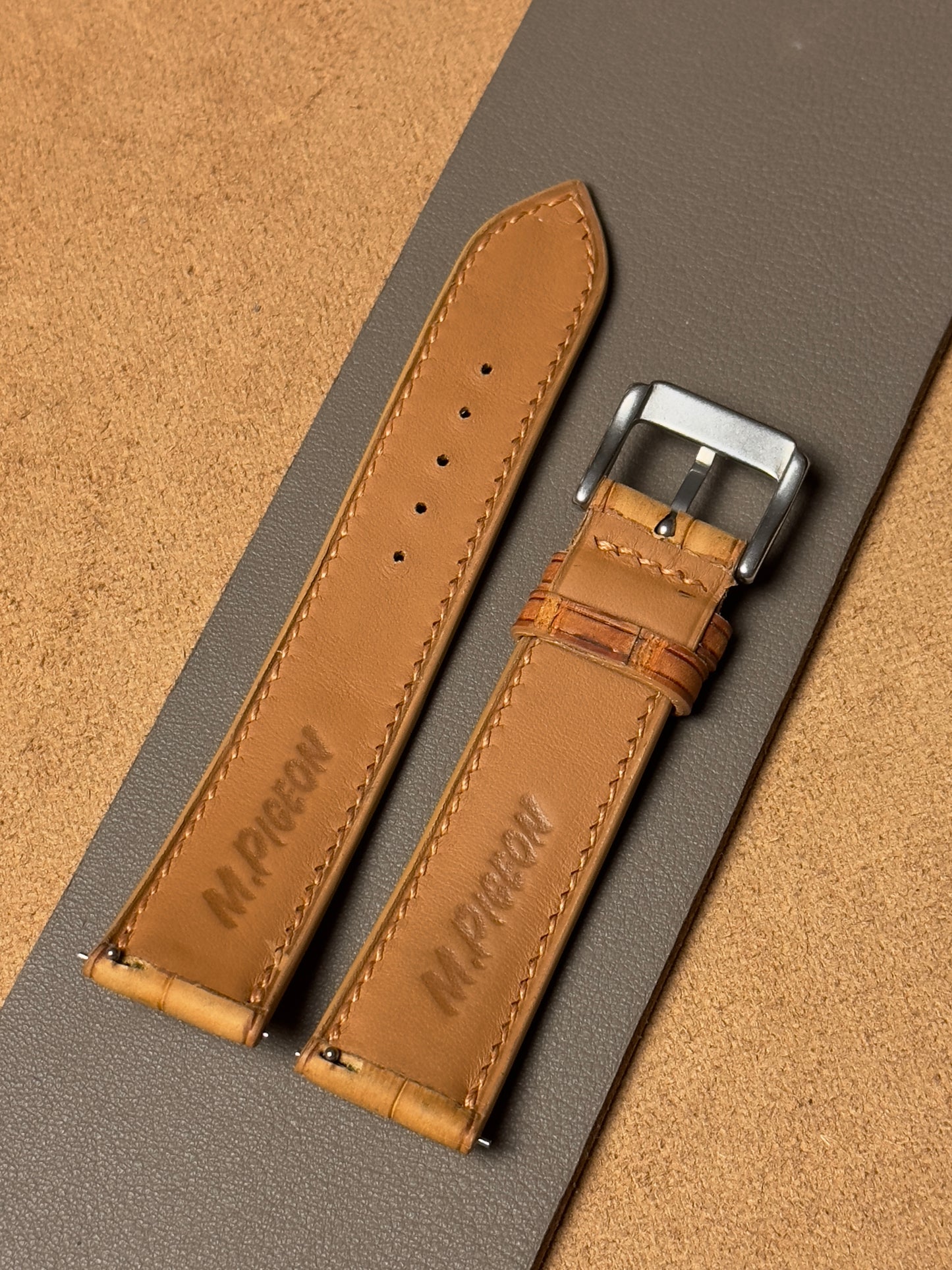 Ręcznie robiony pasek ze skóry krokodyla - jasnobrązowy nubuk