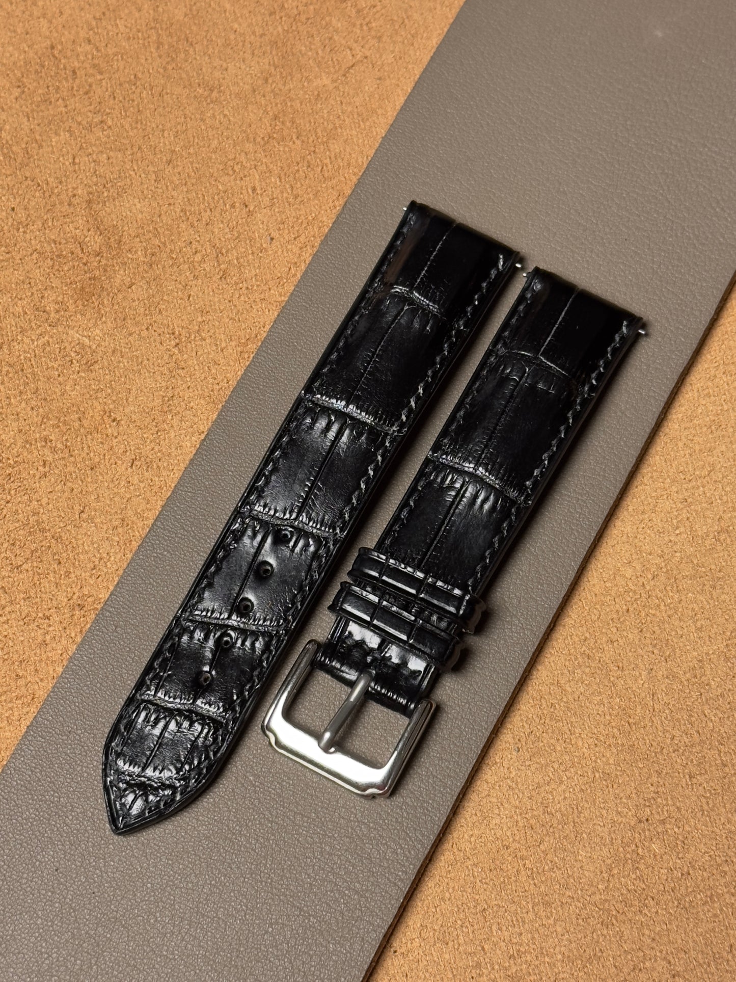 Ręcznie robiony pasek ze skóry krokodyla - czarny (połysk)
