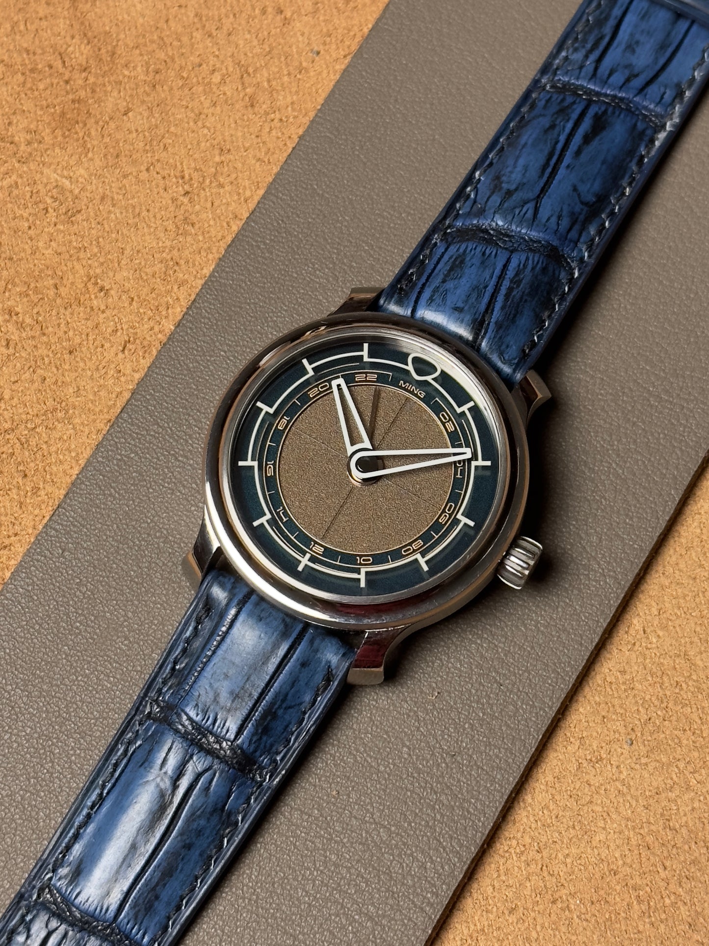 Ręcznie robiony pasek ze skóry krokodyla - two-tone granatowy