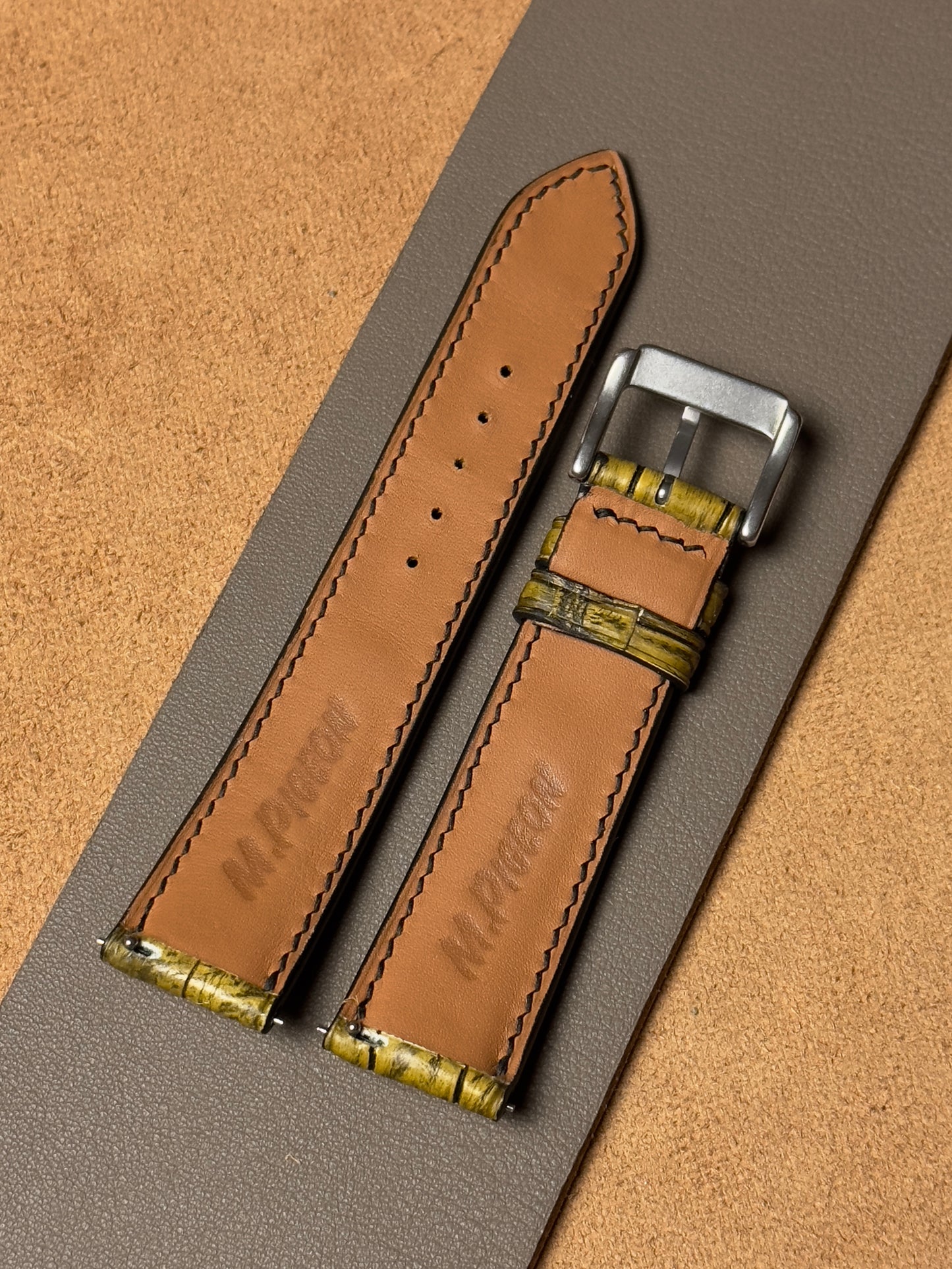 Ręcznie robiony pasek ze skóry krokodyla - żółto-czarny