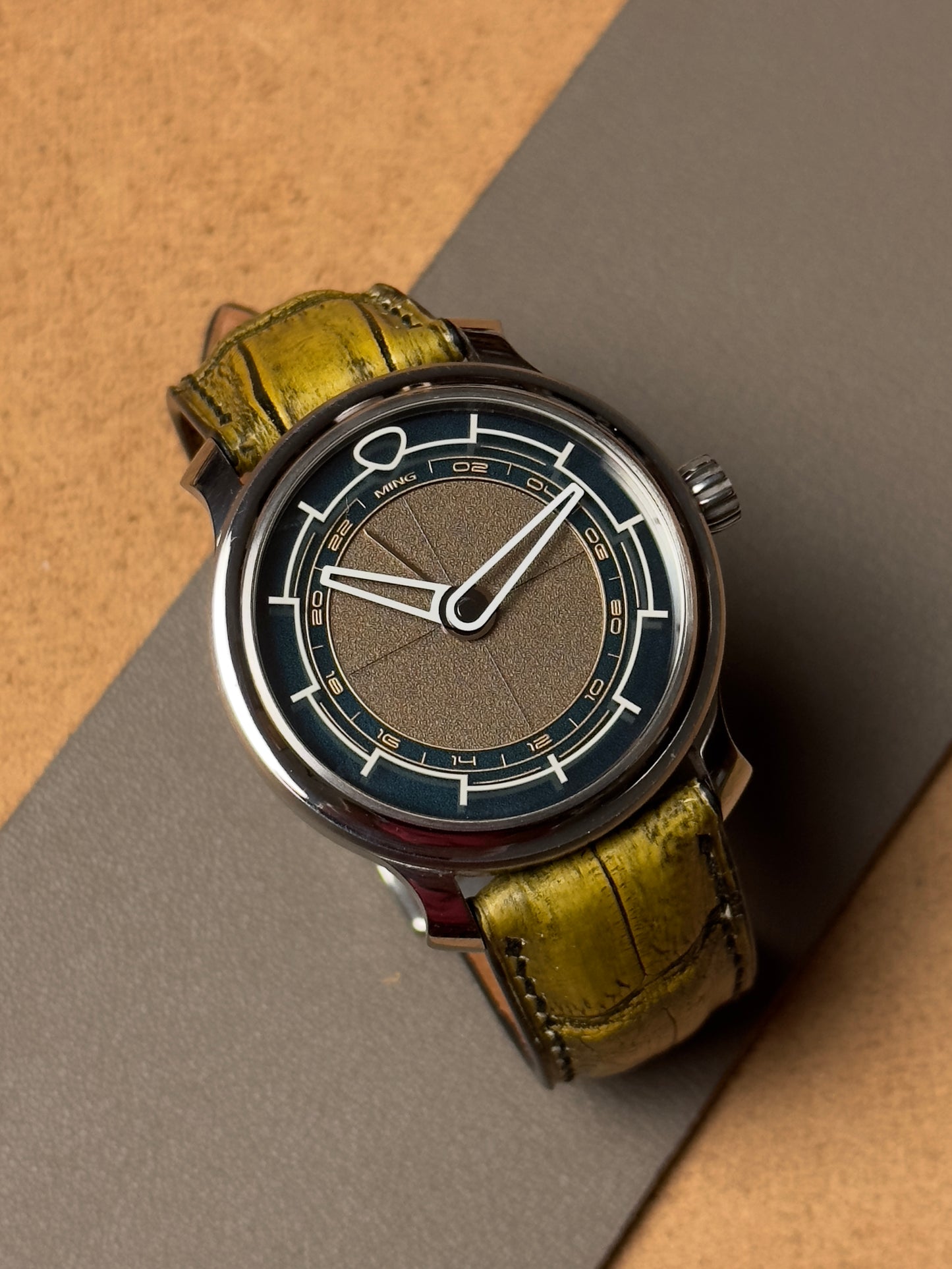 Ręcznie robiony pasek ze skóry krokodyla - żółto-czarny