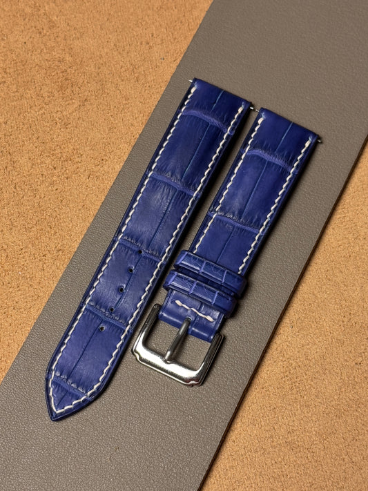 Ręcznie robiony pasek ze skóry krokodyla - niebieski
