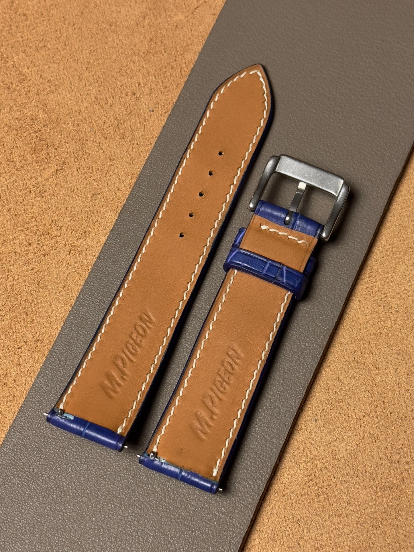 Ręcznie robiony pasek ze skóry krokodyla - niebieski