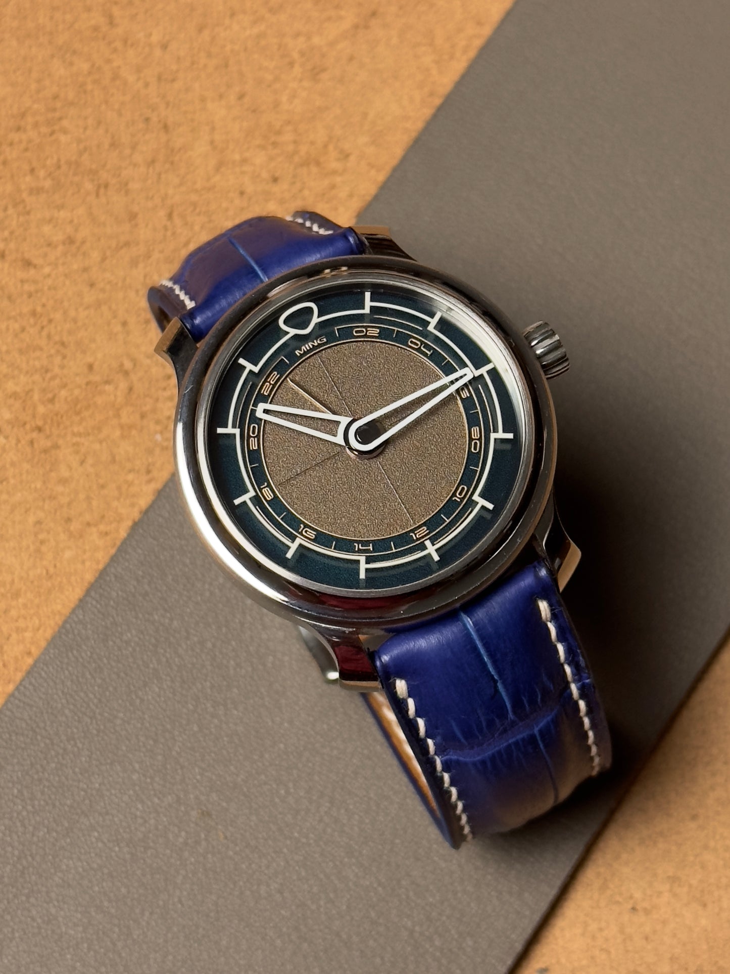 Ręcznie robiony pasek ze skóry krokodyla - niebieski