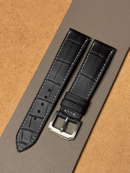 Ręcznie robiony pasek ze skóry krokodyla - czarny (matowy) z białą nicią