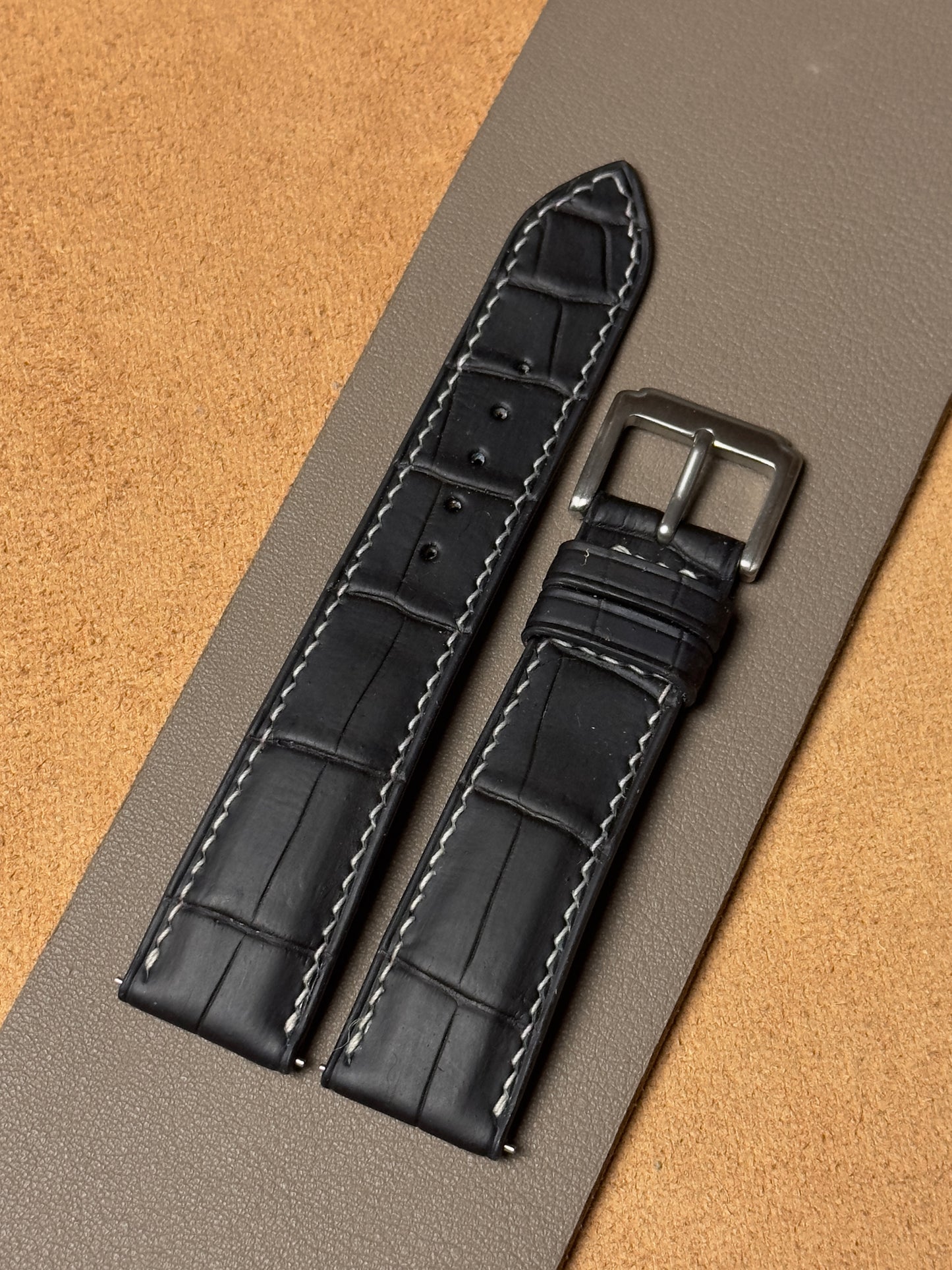Ręcznie robiony pasek ze skóry krokodyla - czarny (matowy) z białą nicią