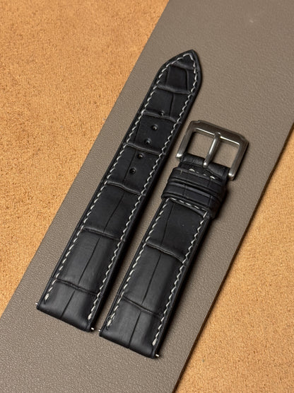 Ręcznie robiony pasek ze skóry krokodyla - czarny (matowy) z białą nicią