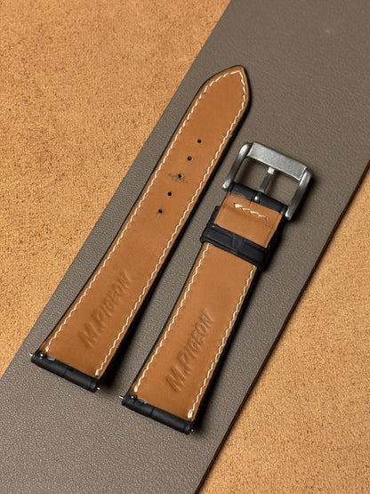 Ręcznie robiony pasek ze skóry krokodyla - czarny (matowy) z białą nicią