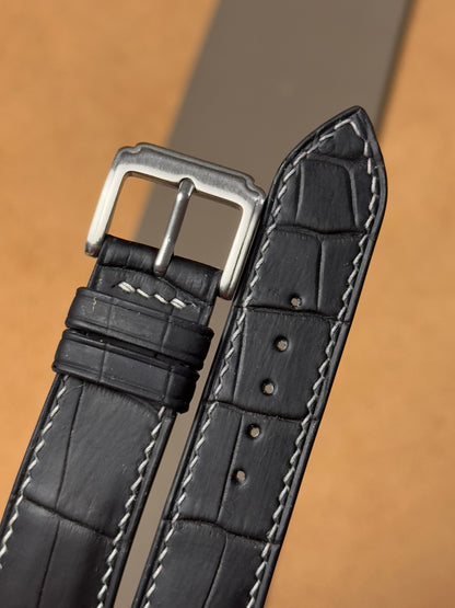 Ręcznie robiony pasek ze skóry krokodyla - czarny (matowy) z białą nicią