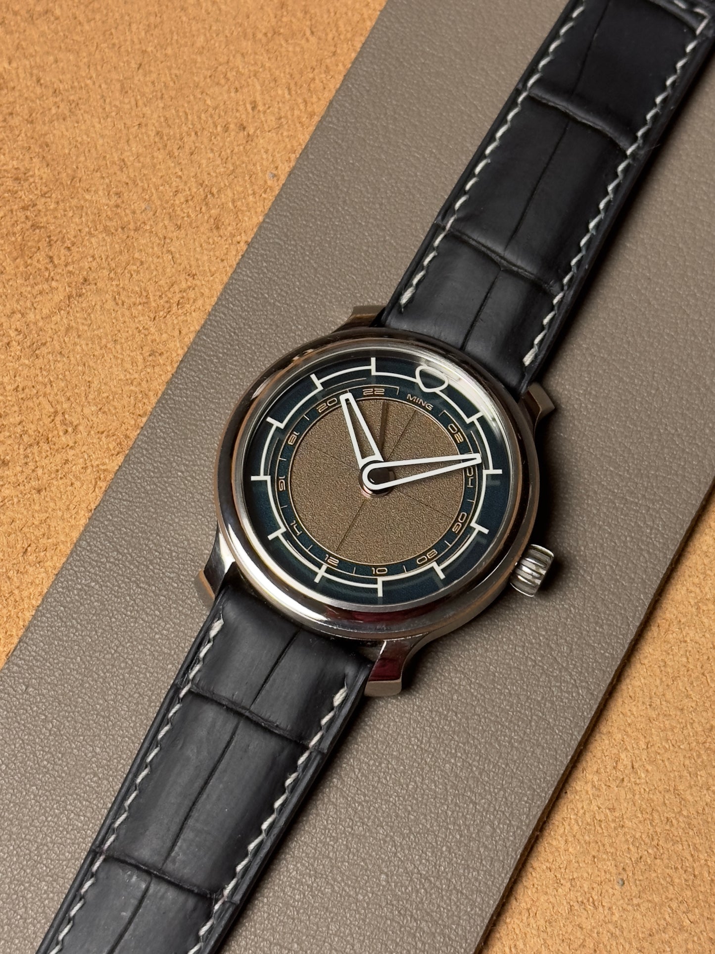 Ręcznie robiony pasek ze skóry krokodyla - czarny (matowy) z białą nicią