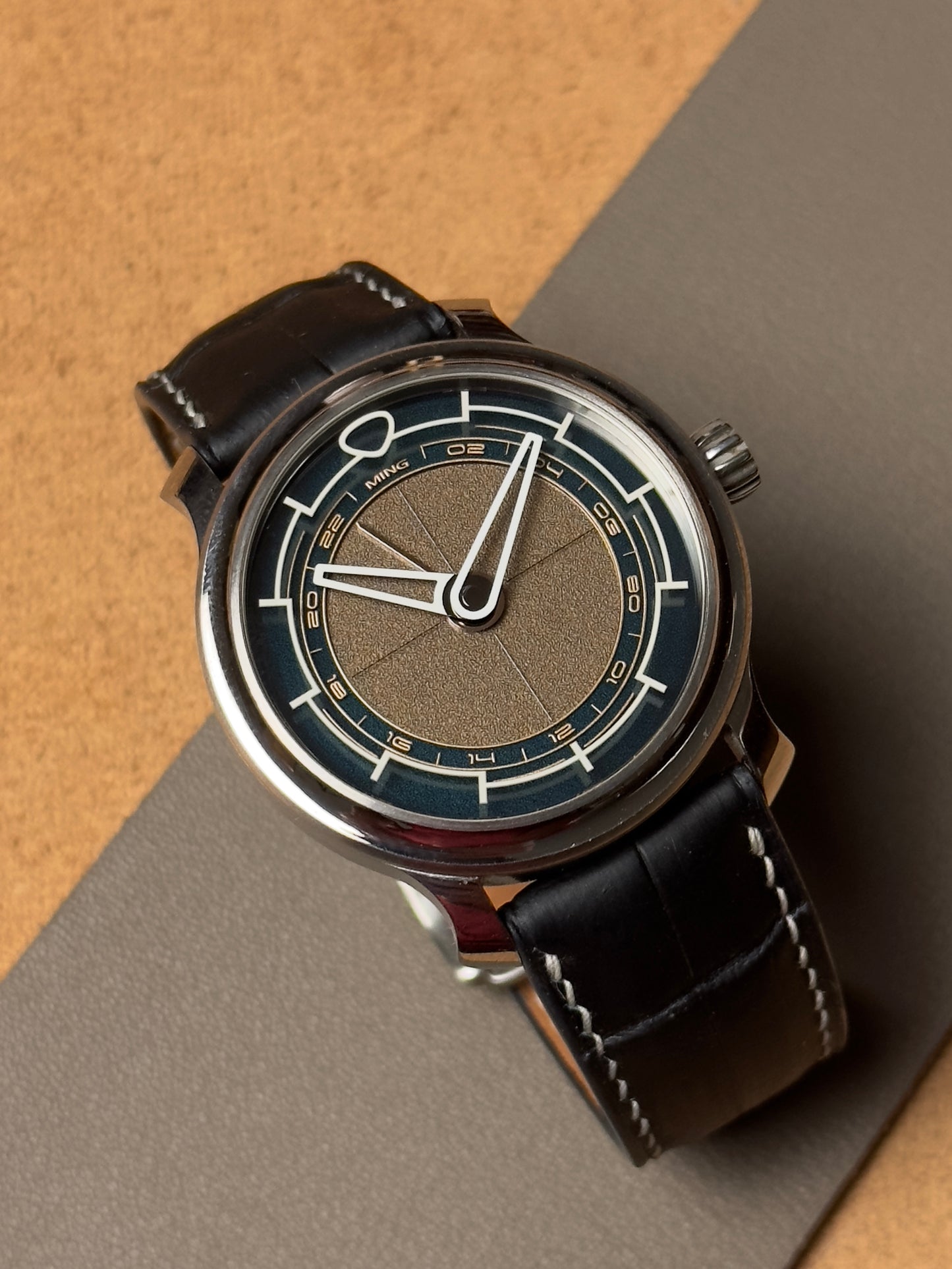 Ręcznie robiony pasek ze skóry krokodyla - czarny (matowy) z białą nicią