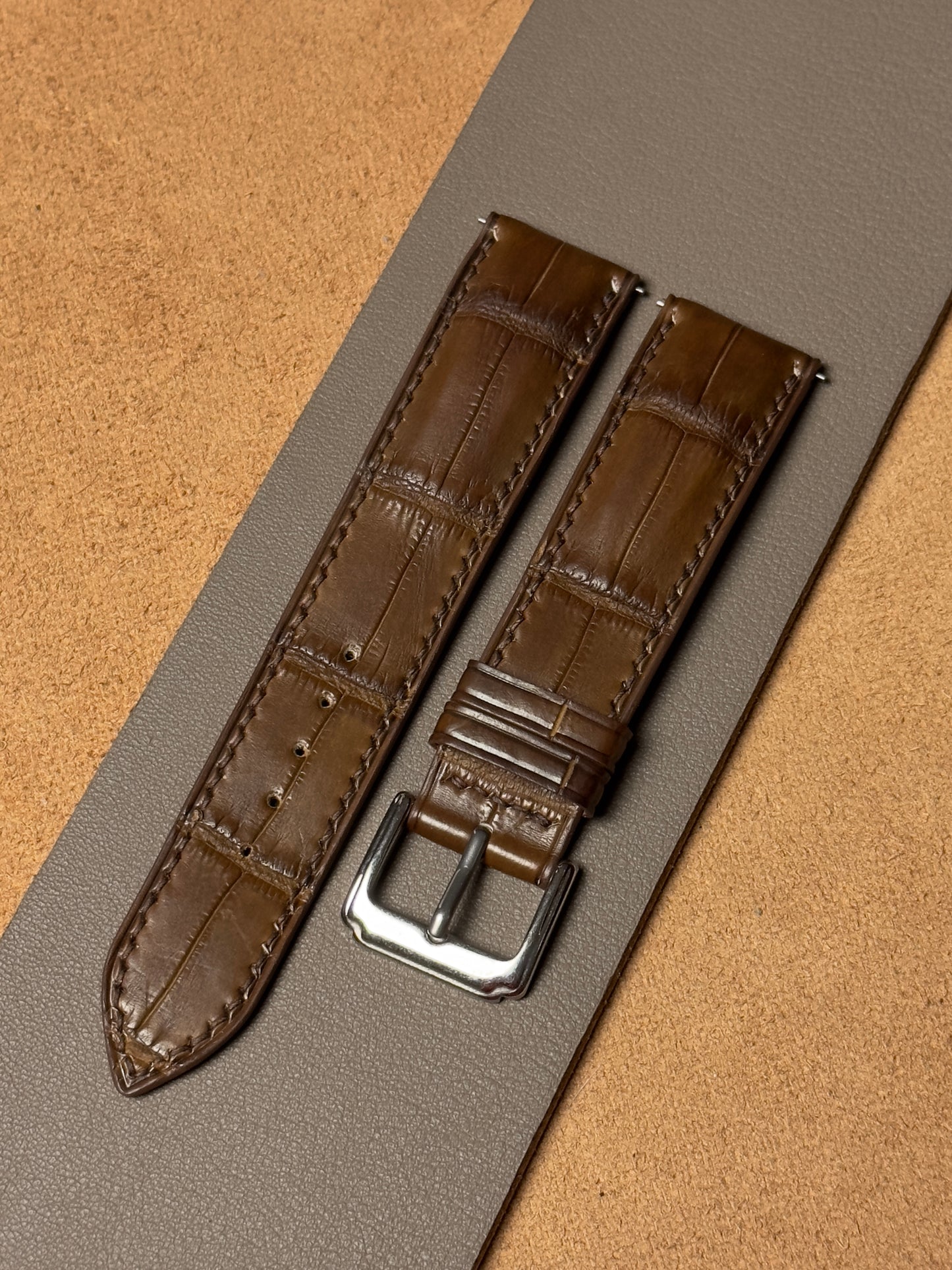 Ręcznie robiony pasek ze skóry krokodyla - brązowy (połysk)