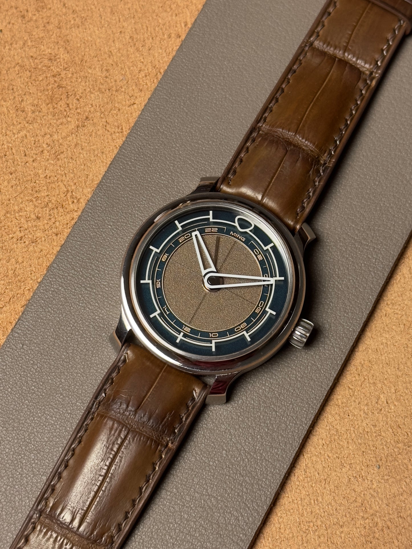 Ręcznie robiony pasek ze skóry krokodyla - brązowy (połysk)