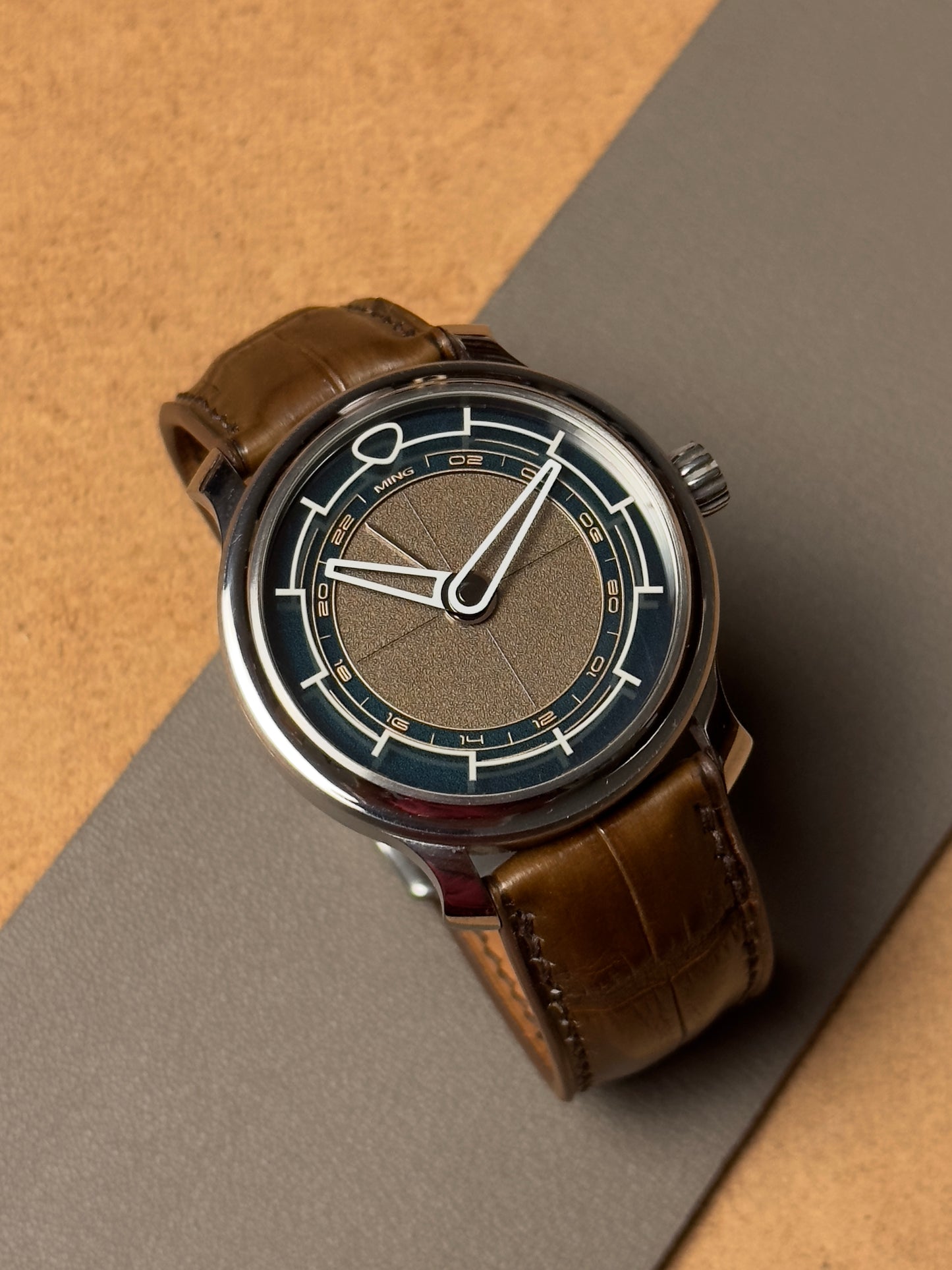 Ręcznie robiony pasek ze skóry krokodyla - brązowy (połysk)