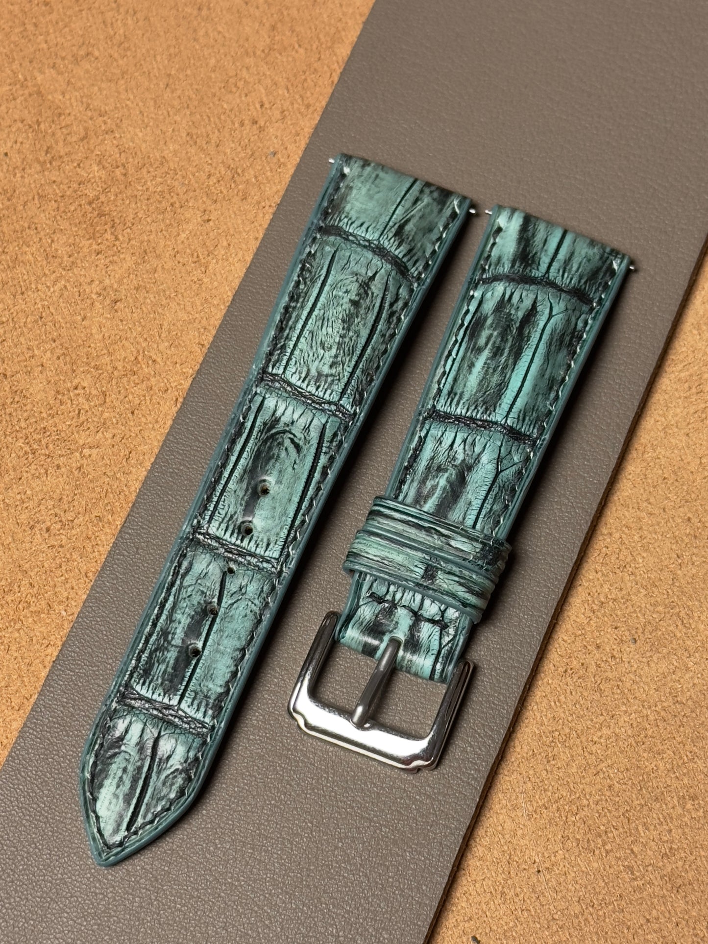 Ręcznie robiony pasek ze skóry krokodyla - zielono-czarny