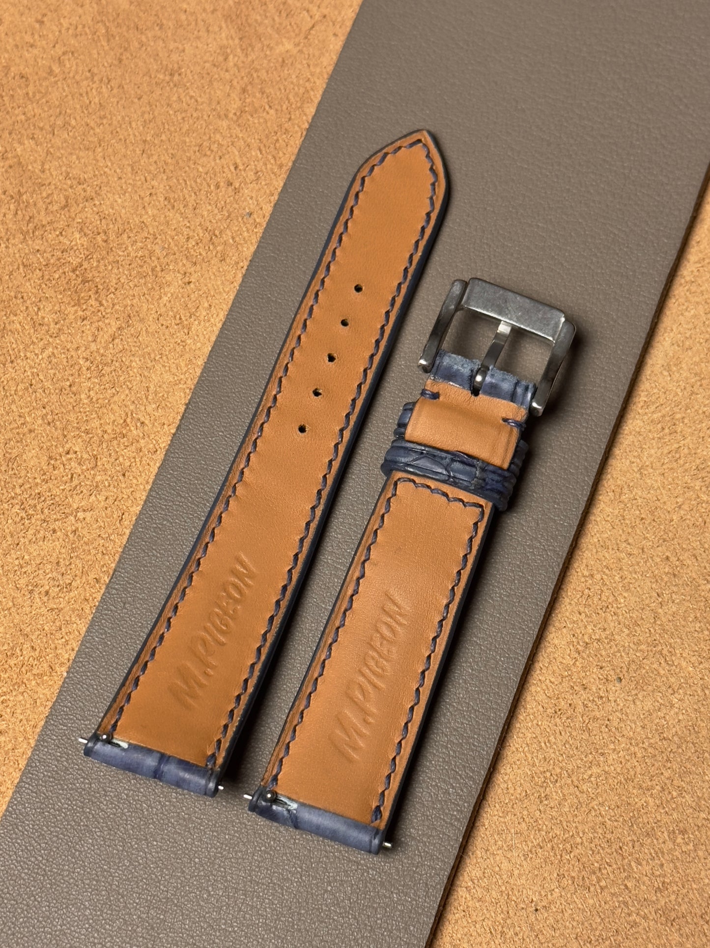 Ręcznie robiony pasek ze skóry krokodyla - niebieski nubuk