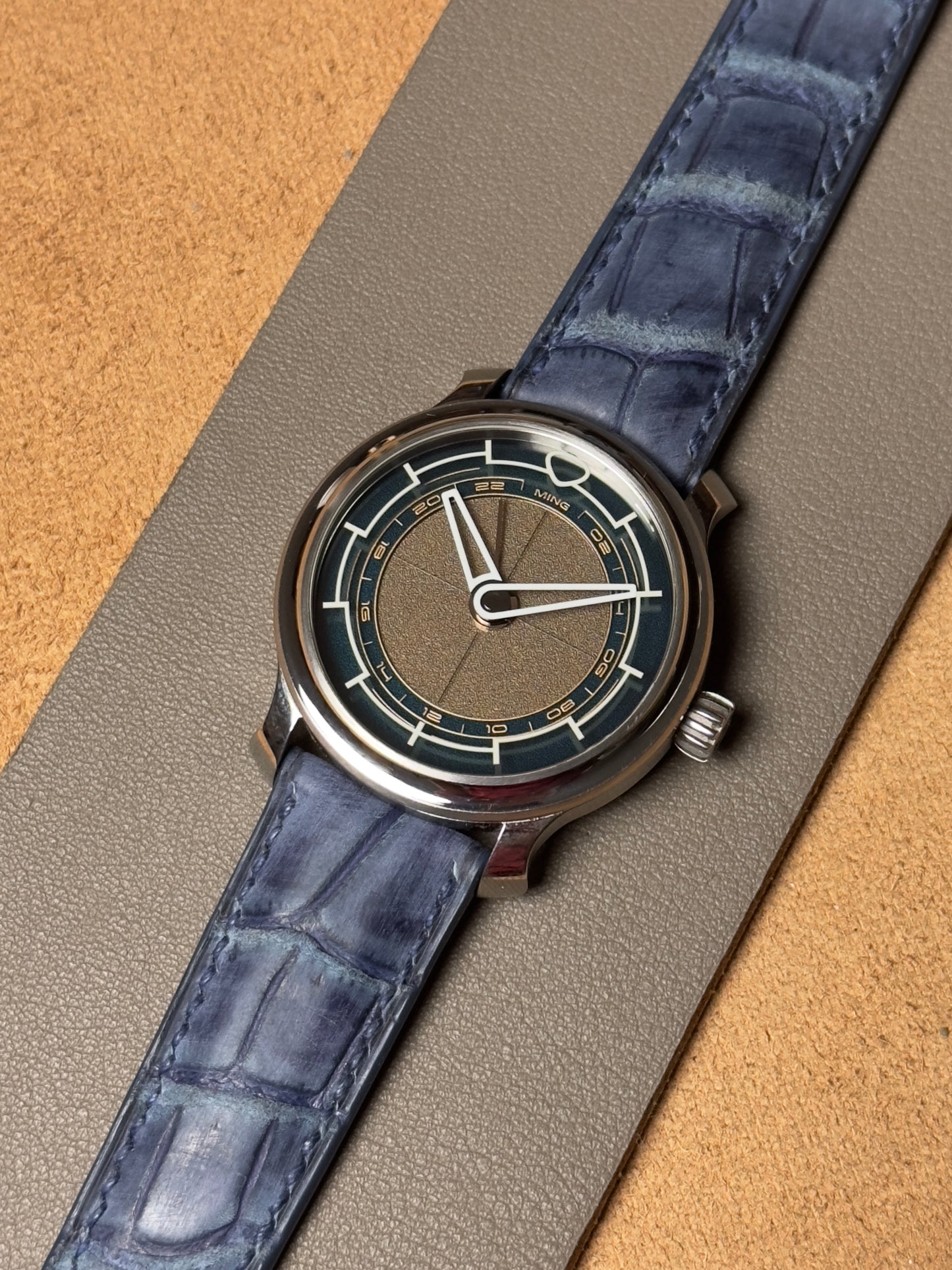 Ręcznie robiony pasek ze skóry krokodyla - niebieski nubuk