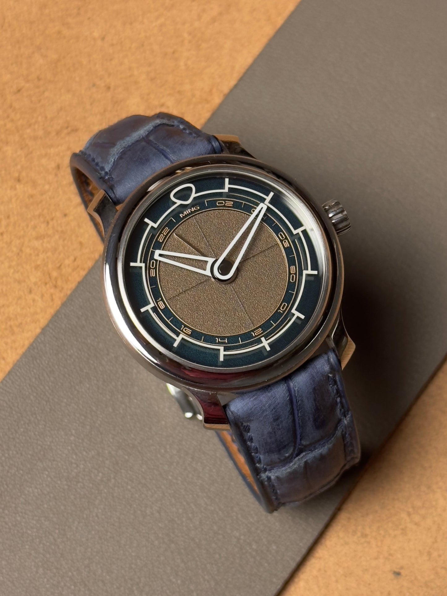 Ręcznie robiony pasek ze skóry krokodyla - niebieski nubuk