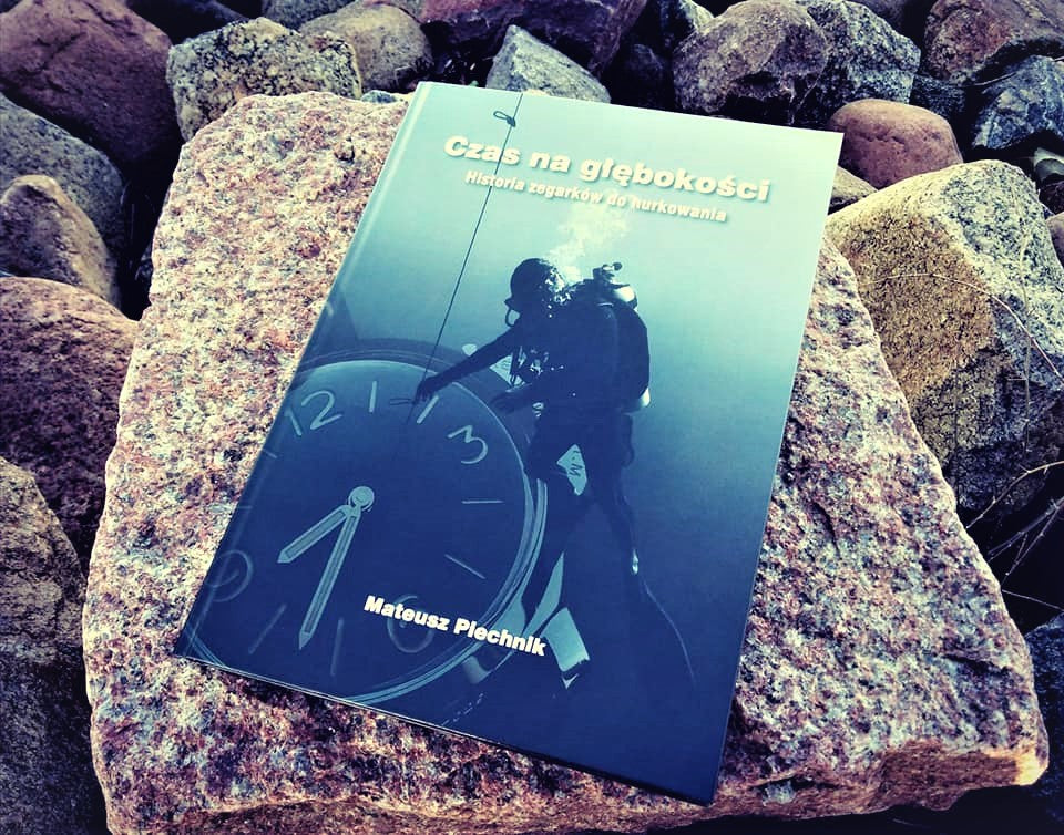 Książka „Czas na głębokości – historia zegarków do nurkowania”. Aut. Mateusz Piechnik