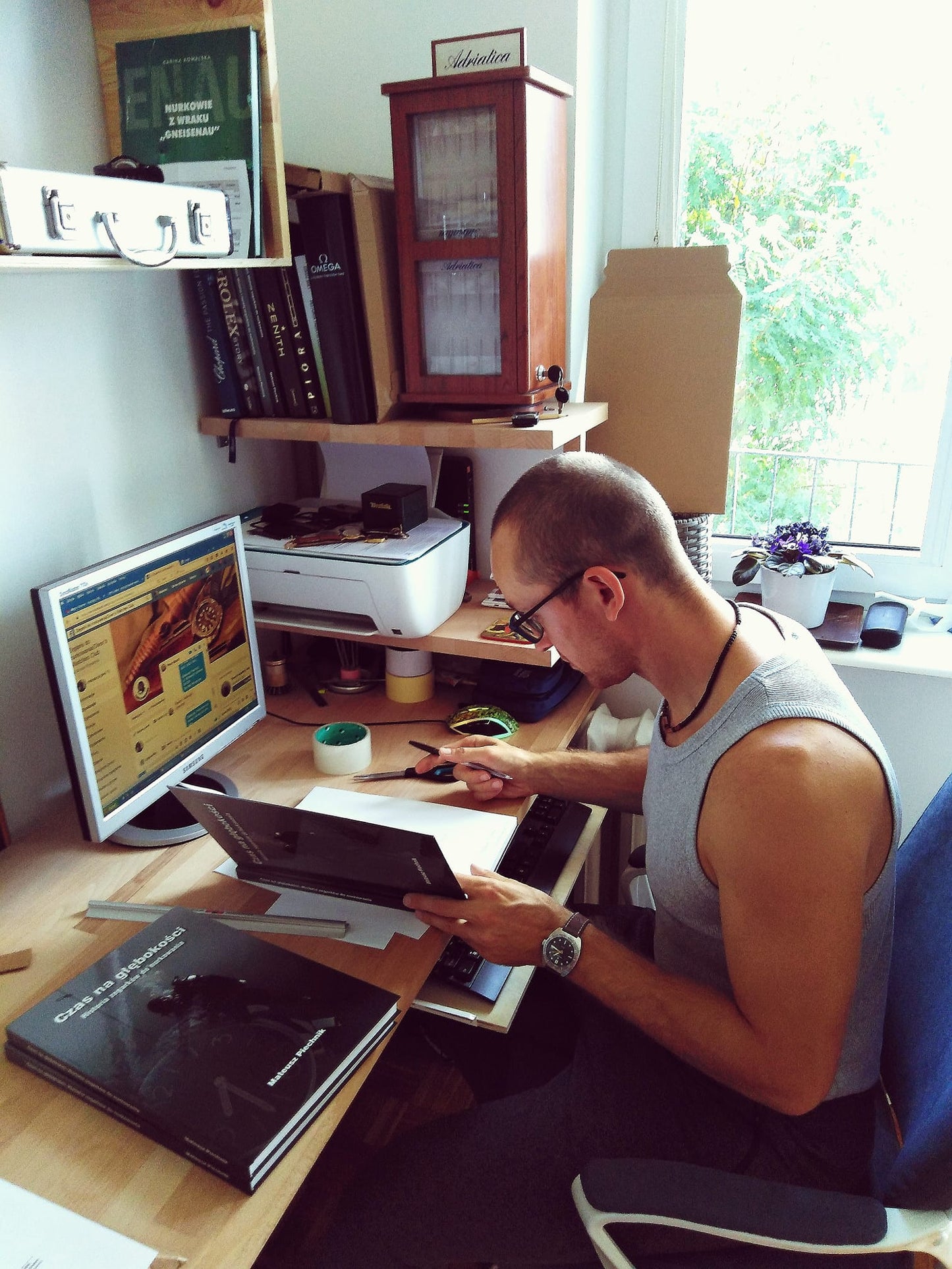 Książka „Czas na głębokości – historia zegarków do nurkowania”. Aut. Mateusz Piechnik